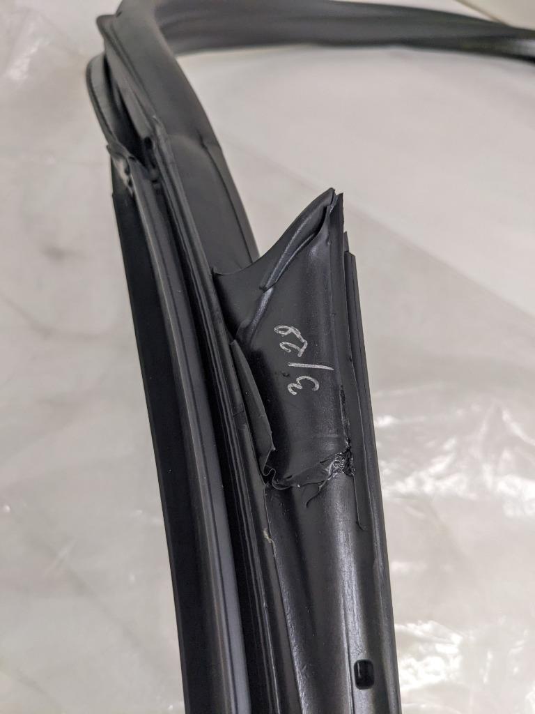 PORSCHE 98153707606 RIGHT DOOR SEAL FOR 14-16 CAYMAN/17-21 718 CAYMAN NEW PGB2