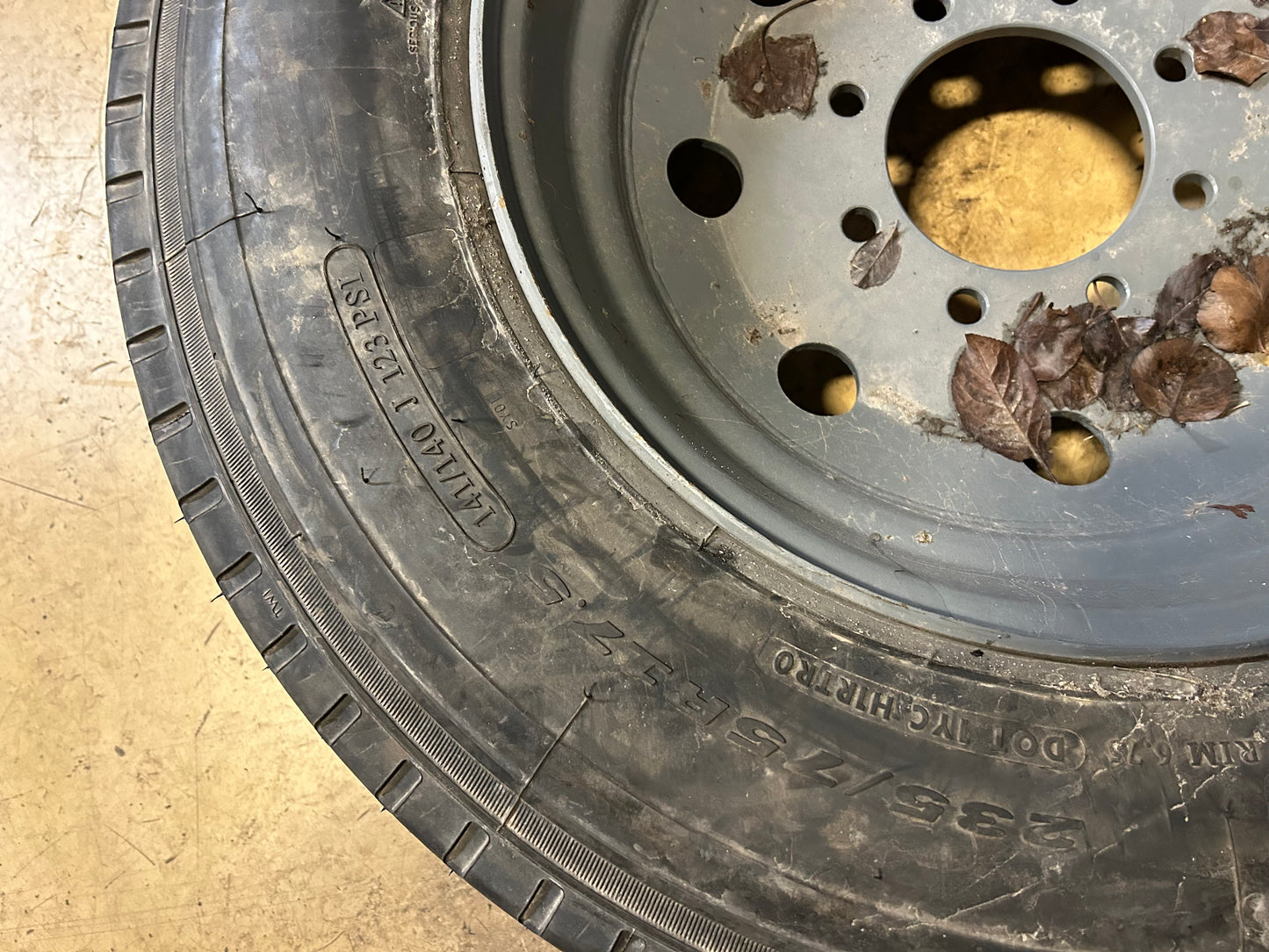 ROADONE LLA78 BSW 235 75 17.5 144/140J 16PLY ALL POSITION TIRE W/ WHEEL RL1033