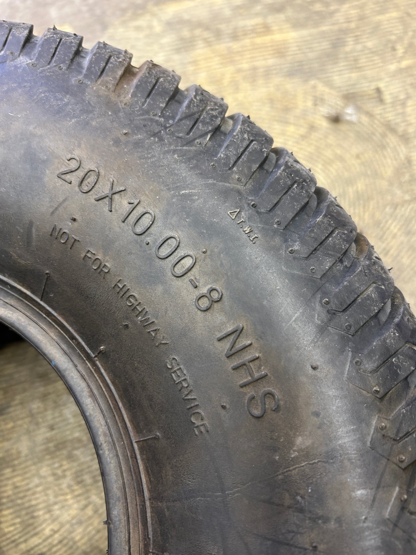 HI-RUN SU05 BSW 20 10 8 4PLY LAWN TIRE WD1138