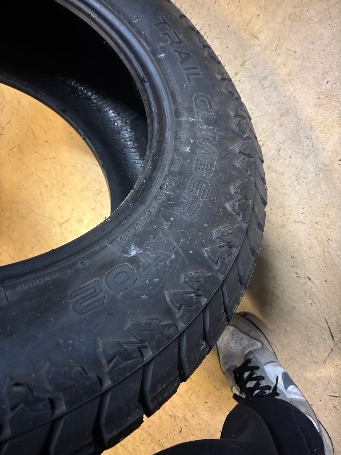 DTO 15/32” SUMMIT TRAIL CLIMBER AT02 BSW LT 35 12.5 20 121R LRE 10 PLY ALL TERRAIN TIRE 20920 DEALER TAKE OFF
