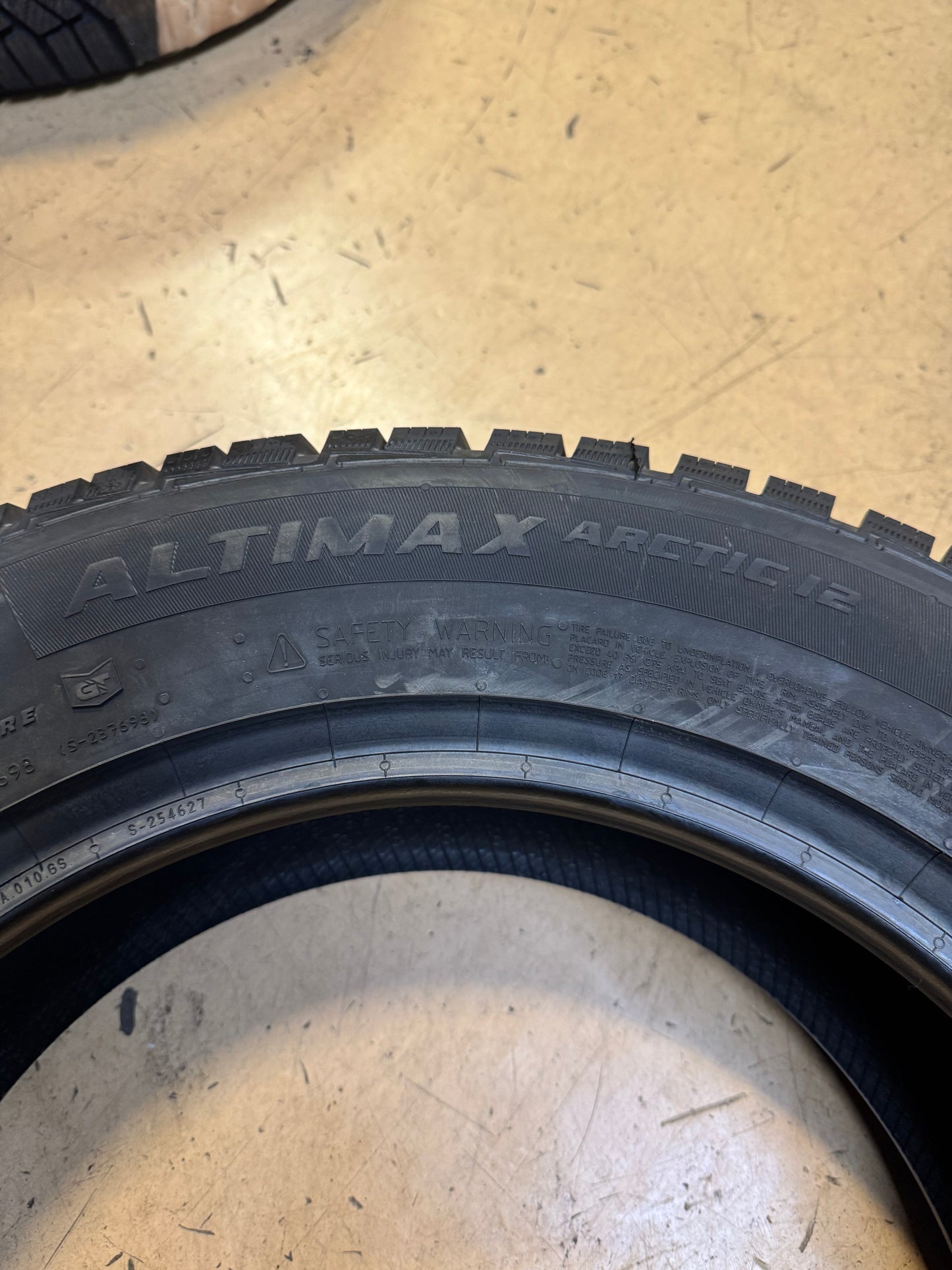 NOS GENERAL ALTIMAX ARTIC 12 BSW P 215 65 17 103T XL WINTER TIRE 15503090000
