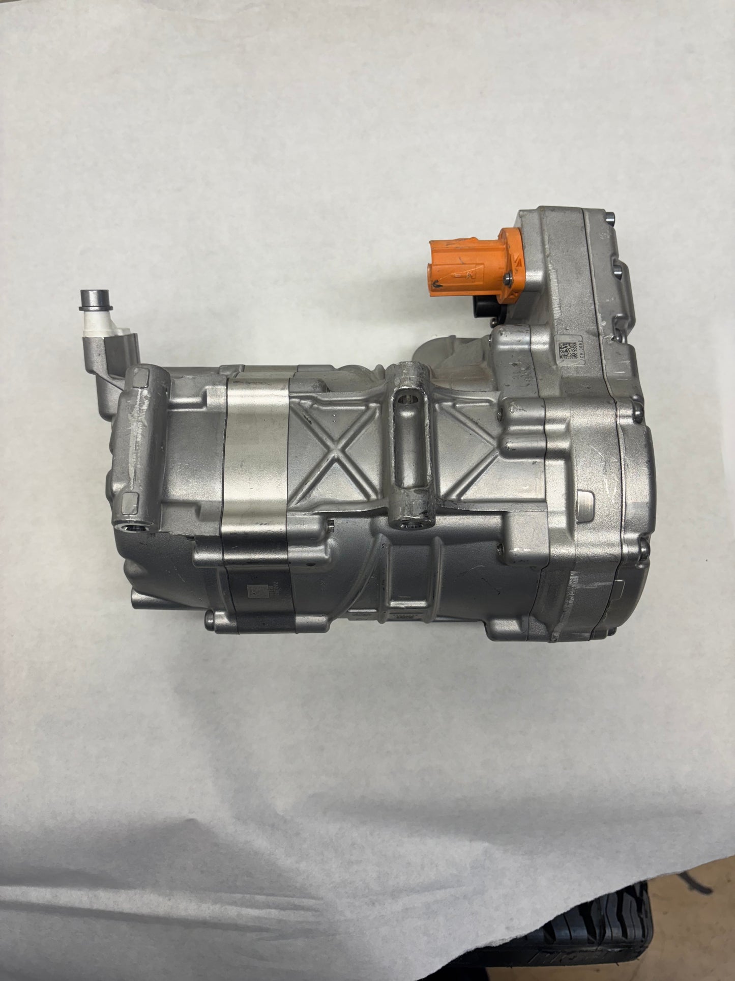 FREIGHTLINER AC COMPRESSOR 57CC 400V ERC MAHLE 22-79626-000 DAMAGED - 3