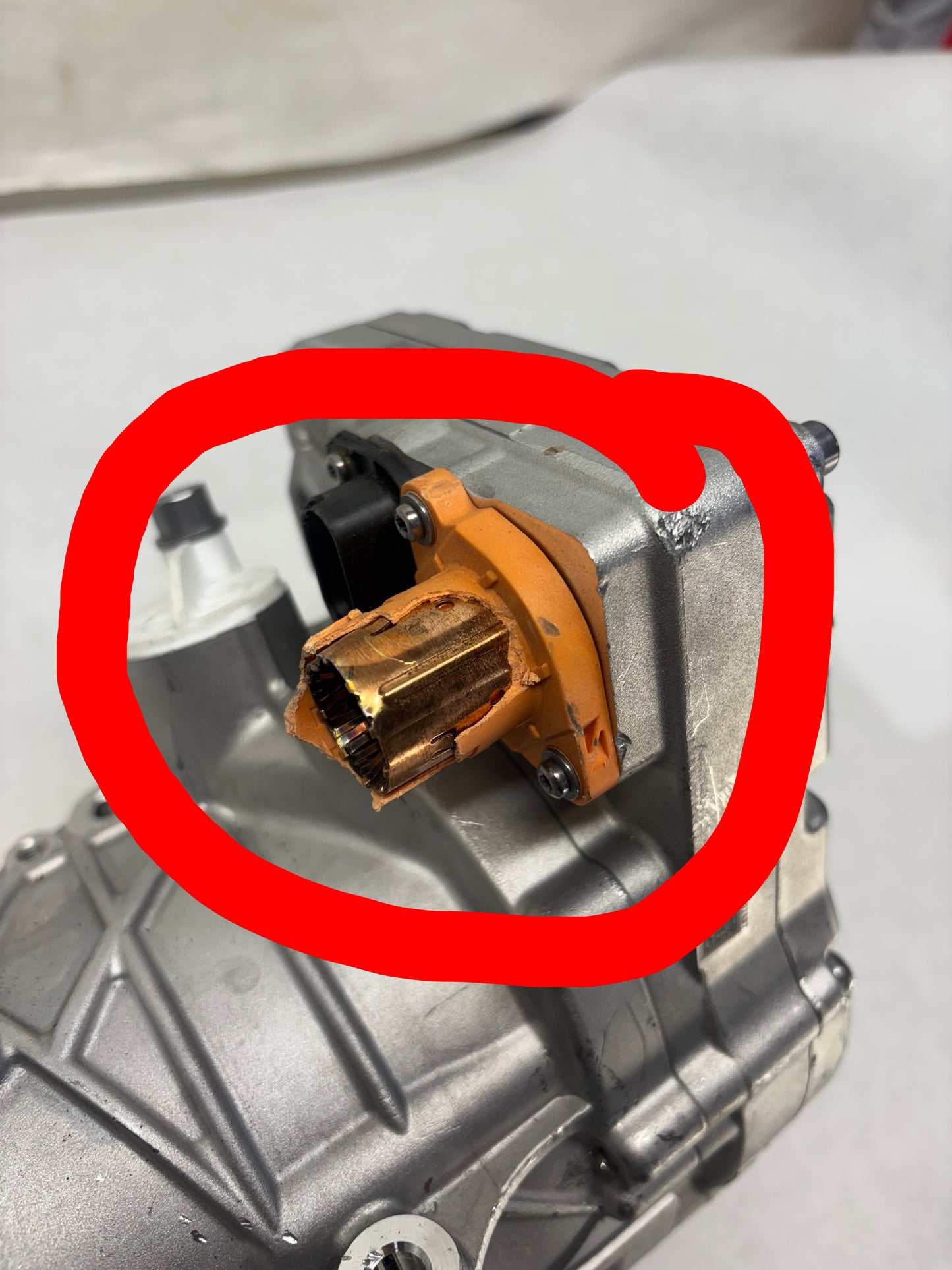 FREIGHTLINER AC COMPRESSOR 57CC 400V ERC MAHLE 22-79626-000 DAMAGED - 1