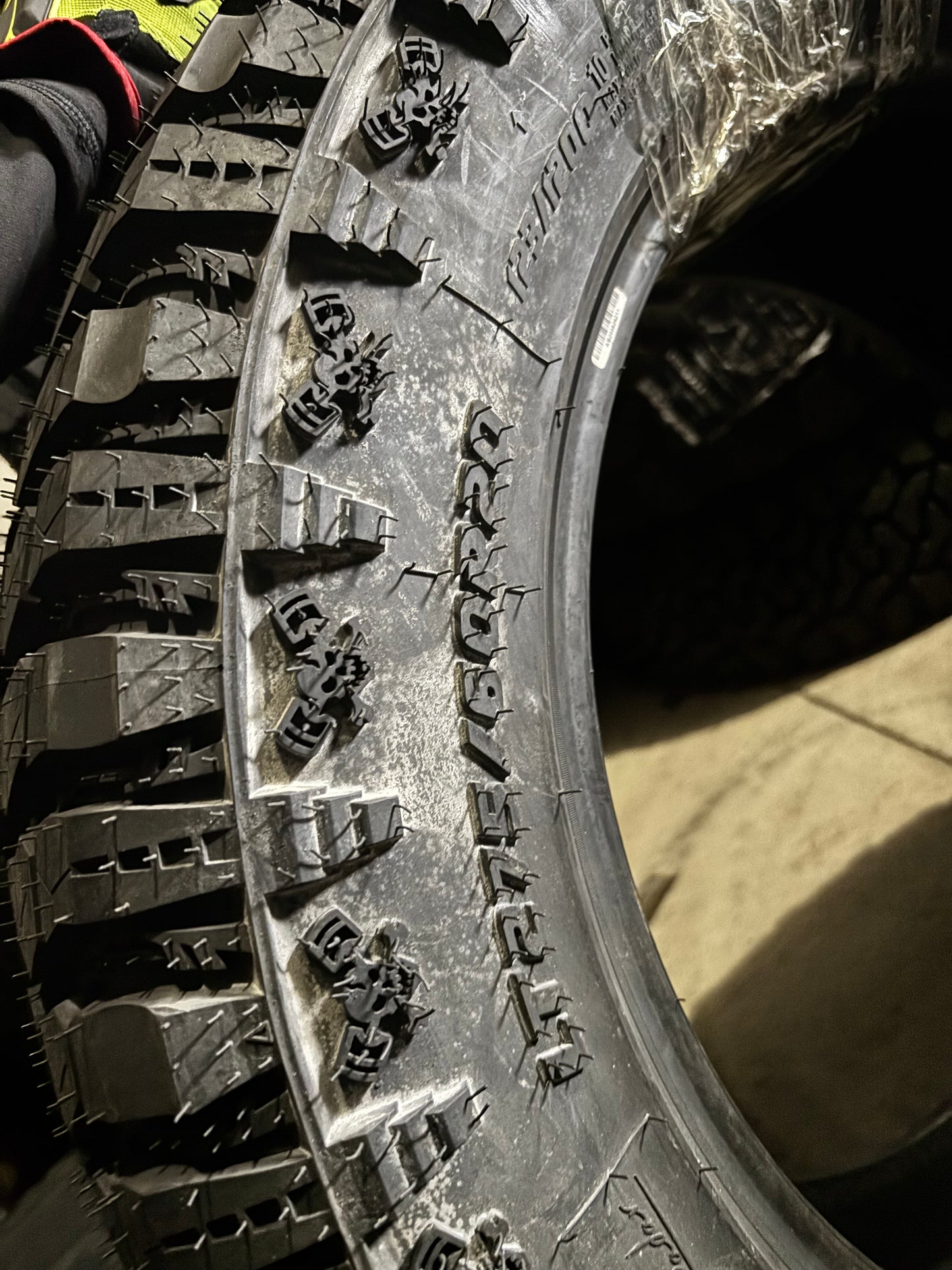 RADAR RENEGADE R/T+ LT 275 60 20 123/120Q LRE10PLY RADA0222027560E SU16