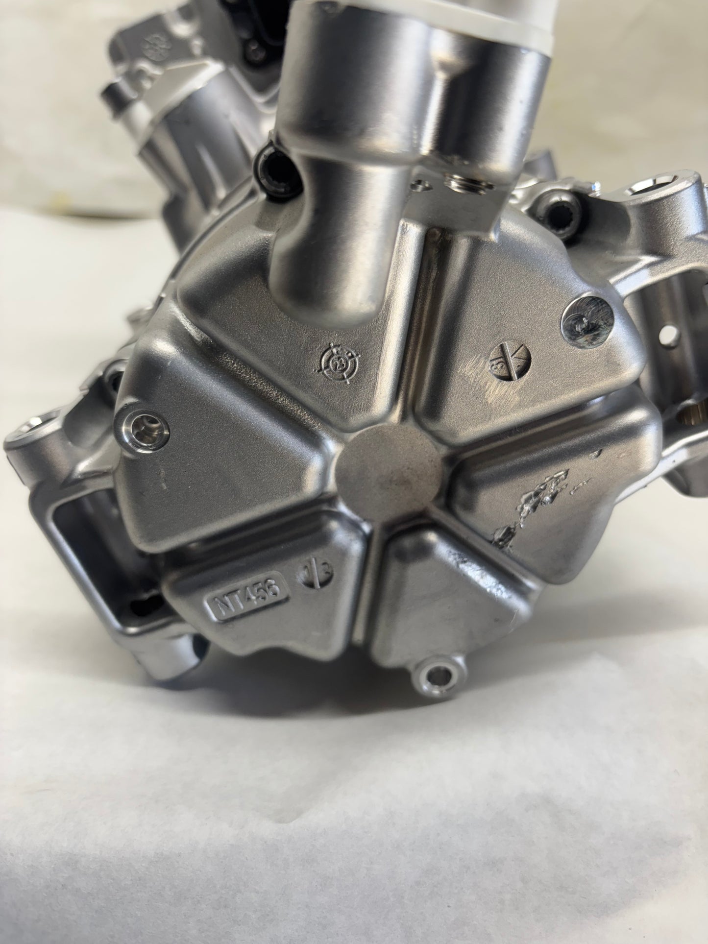 FREIGHTLINER AC COMPRESSOR 57CC 400V ERC MAHLE 22-79626-000 DAMAGED - 2