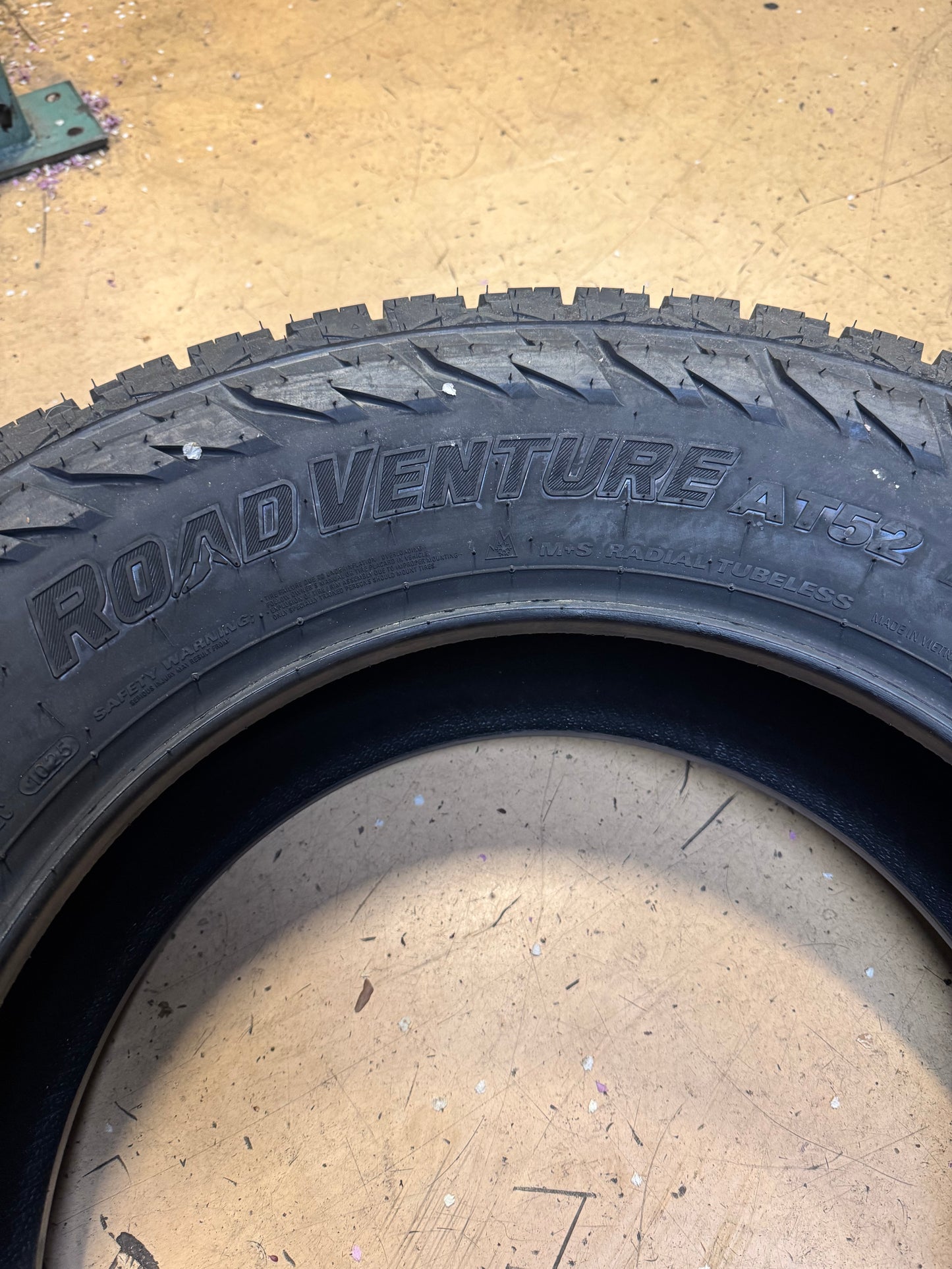 KUMHO ROAD VENTURE AT52 BSW P 275 65 18 116T ALL TERRAIN TIRE 2283803