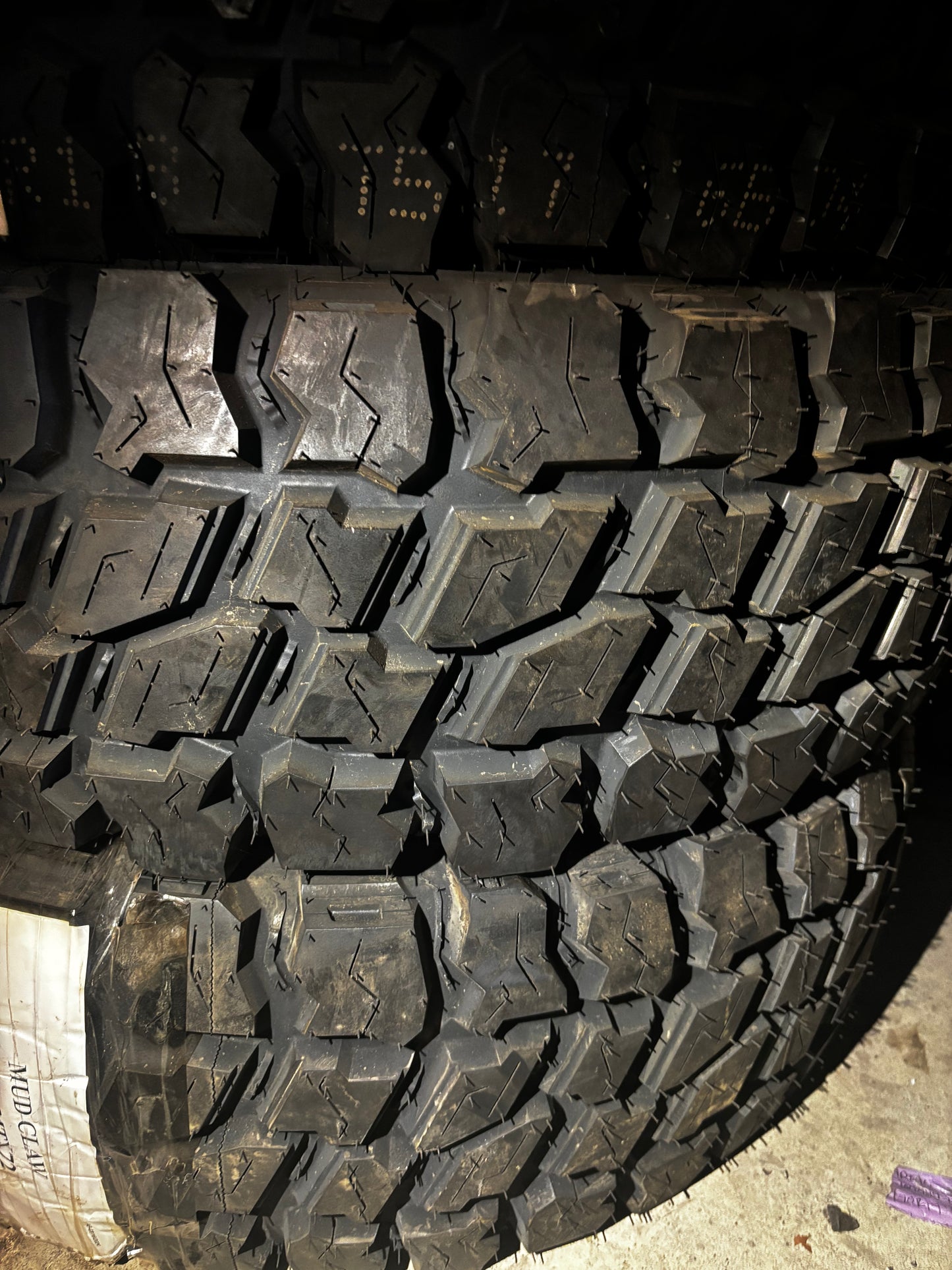 (TODO) MUD CLAW COMP MTX LT 275 70 18 125/122Q LRE 10 PLY MUD TERRAIN TIRES MTX72