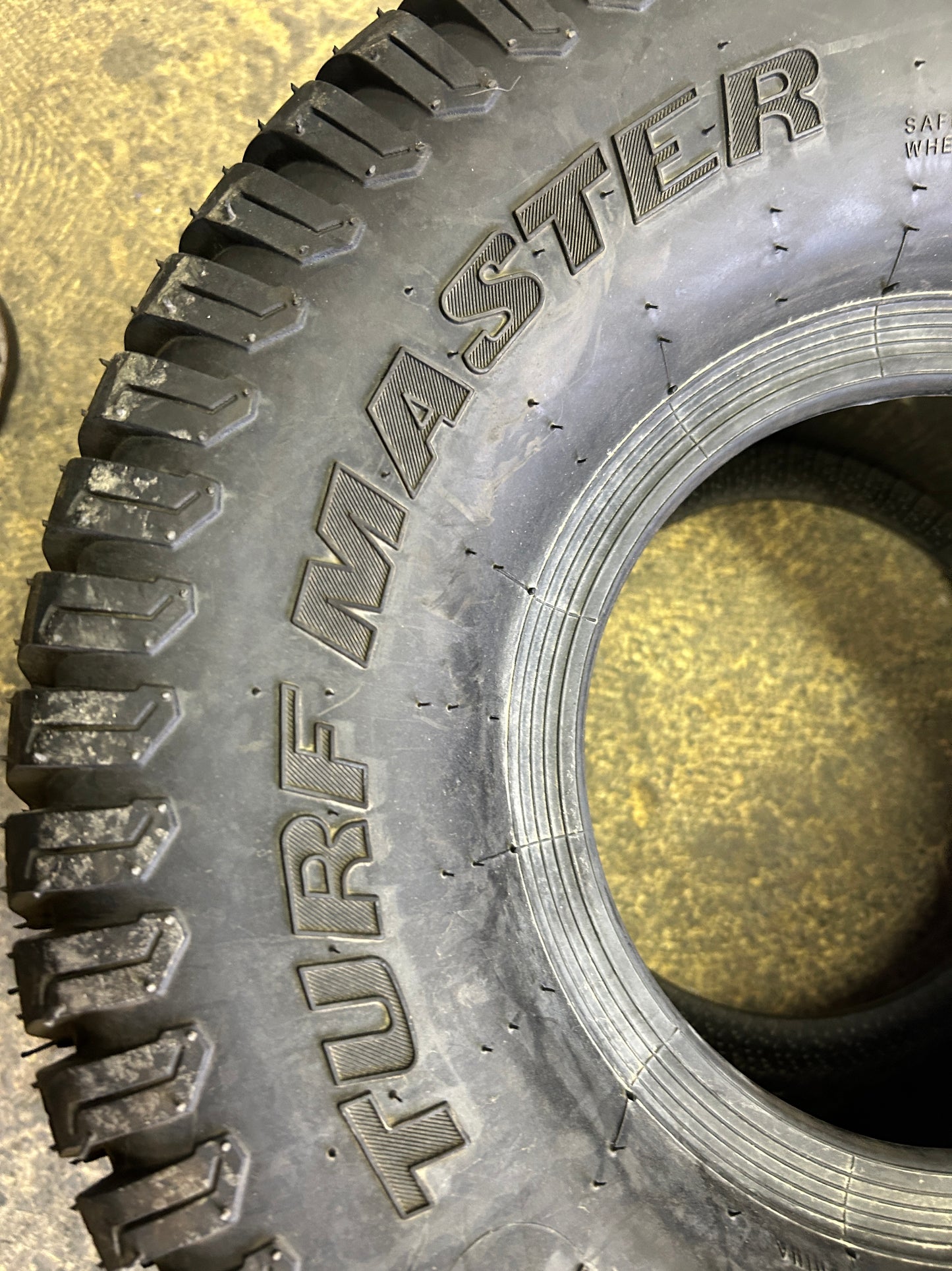 CARLSTAR TURF MASTER BSW 20 10 8 4PLY LAWN TIRE 5114051