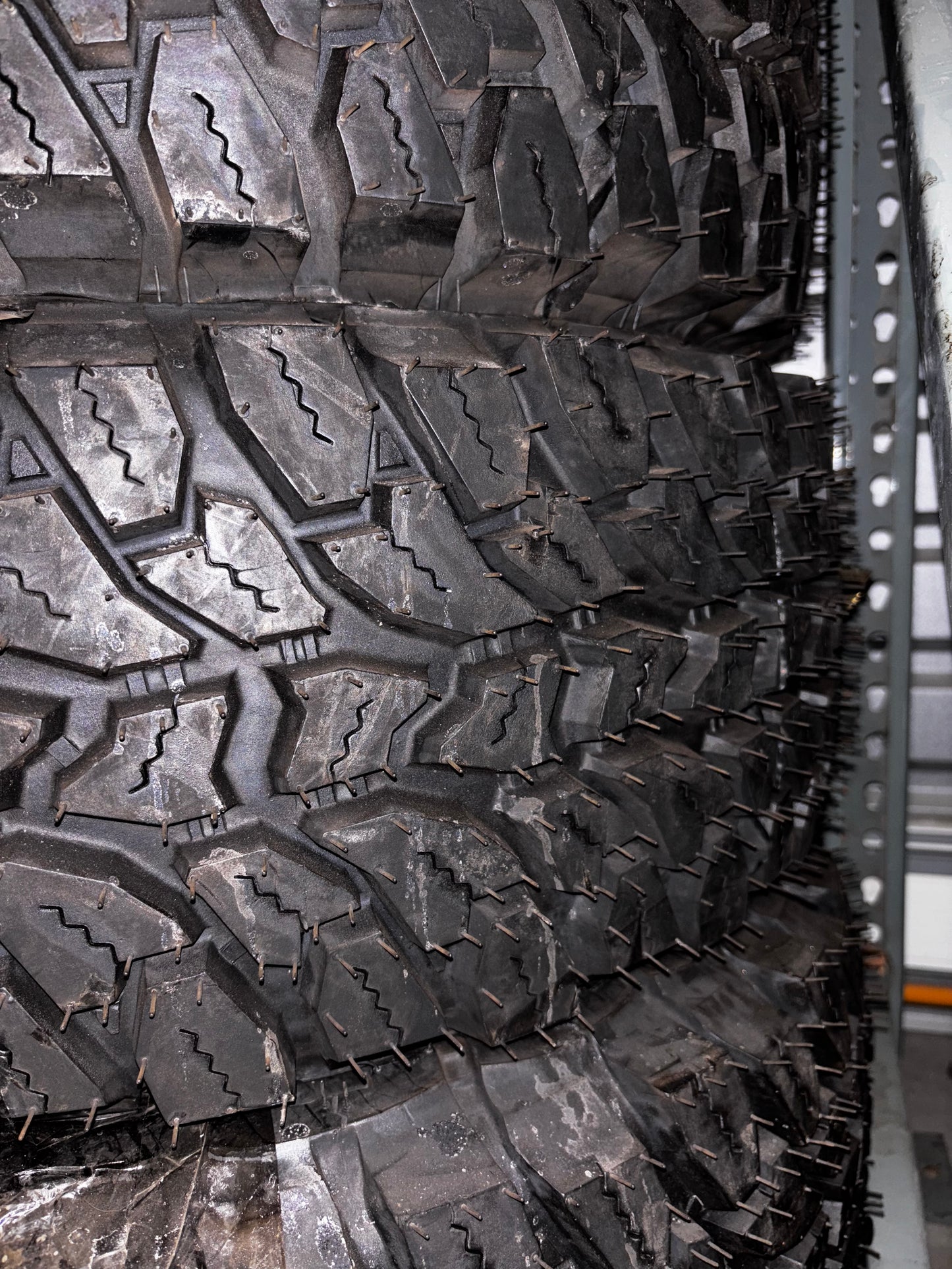 (TODO) TREADWRIGHT MUD LORD MT LT 285 70 17 121/118R LRE 10 PLY ML2817E