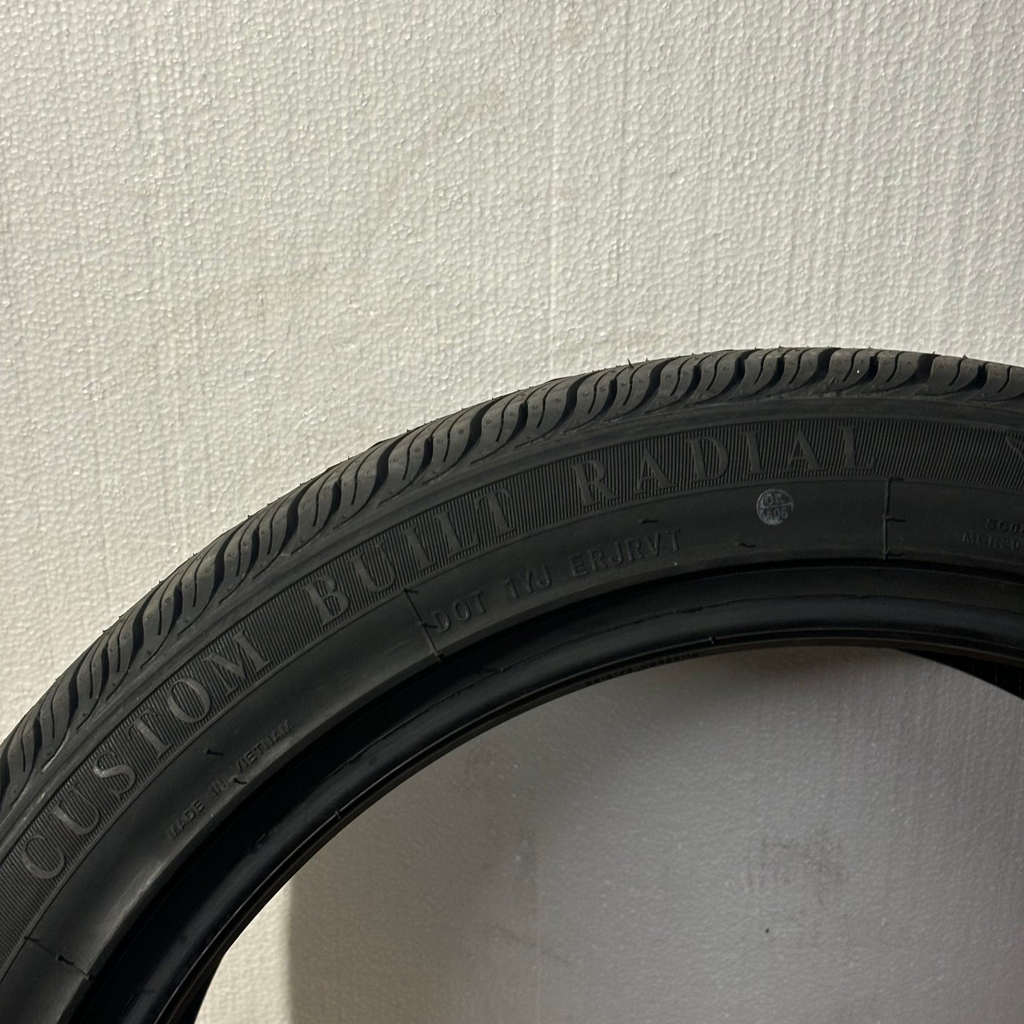 VOGUE CUSTOM BUILT RADIAL WHITE/GOLD P 245 40 18 97V XL PERFORMANCE A/S TIRE 03206590