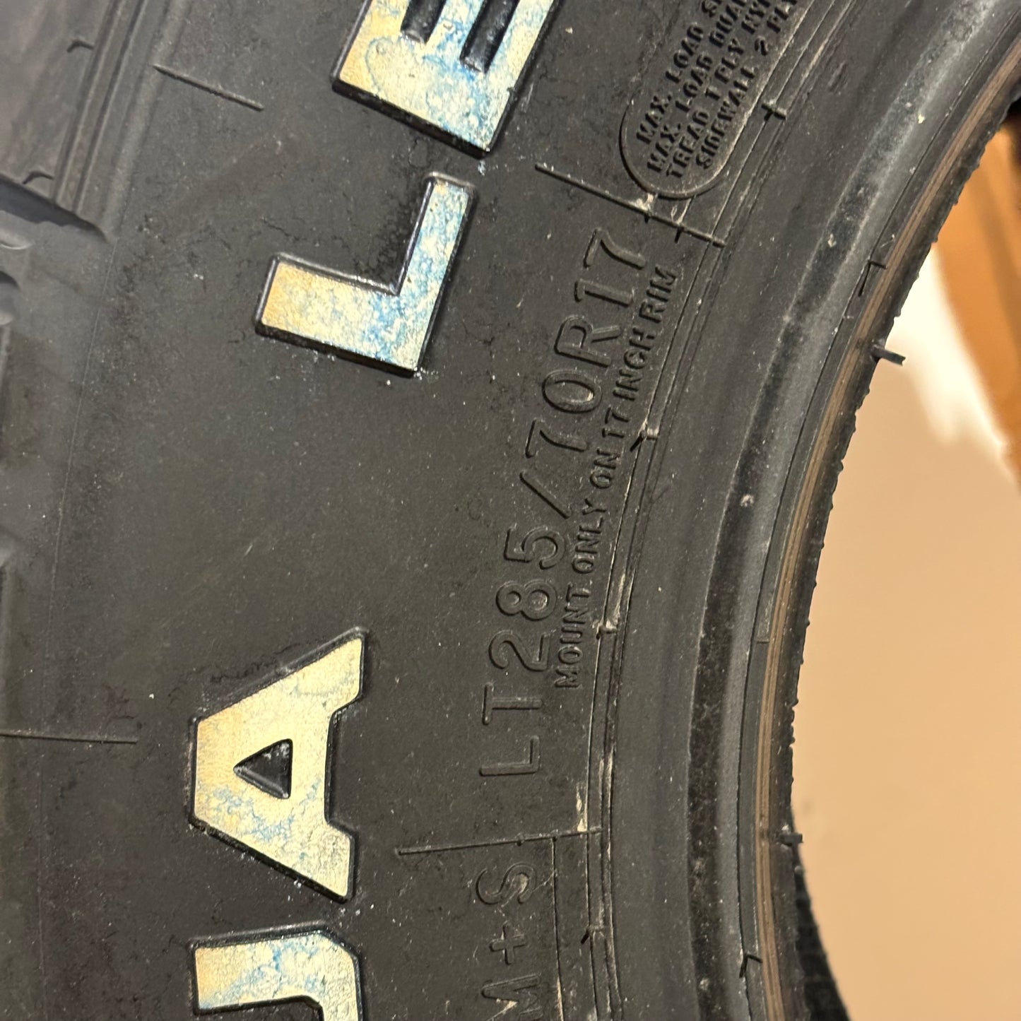MICKEY THOMSPON BAJA LEGEND EXP RWL LT 285 70 17 121/118Q HYBRID ALL TERRAIN TIRE 90000067178