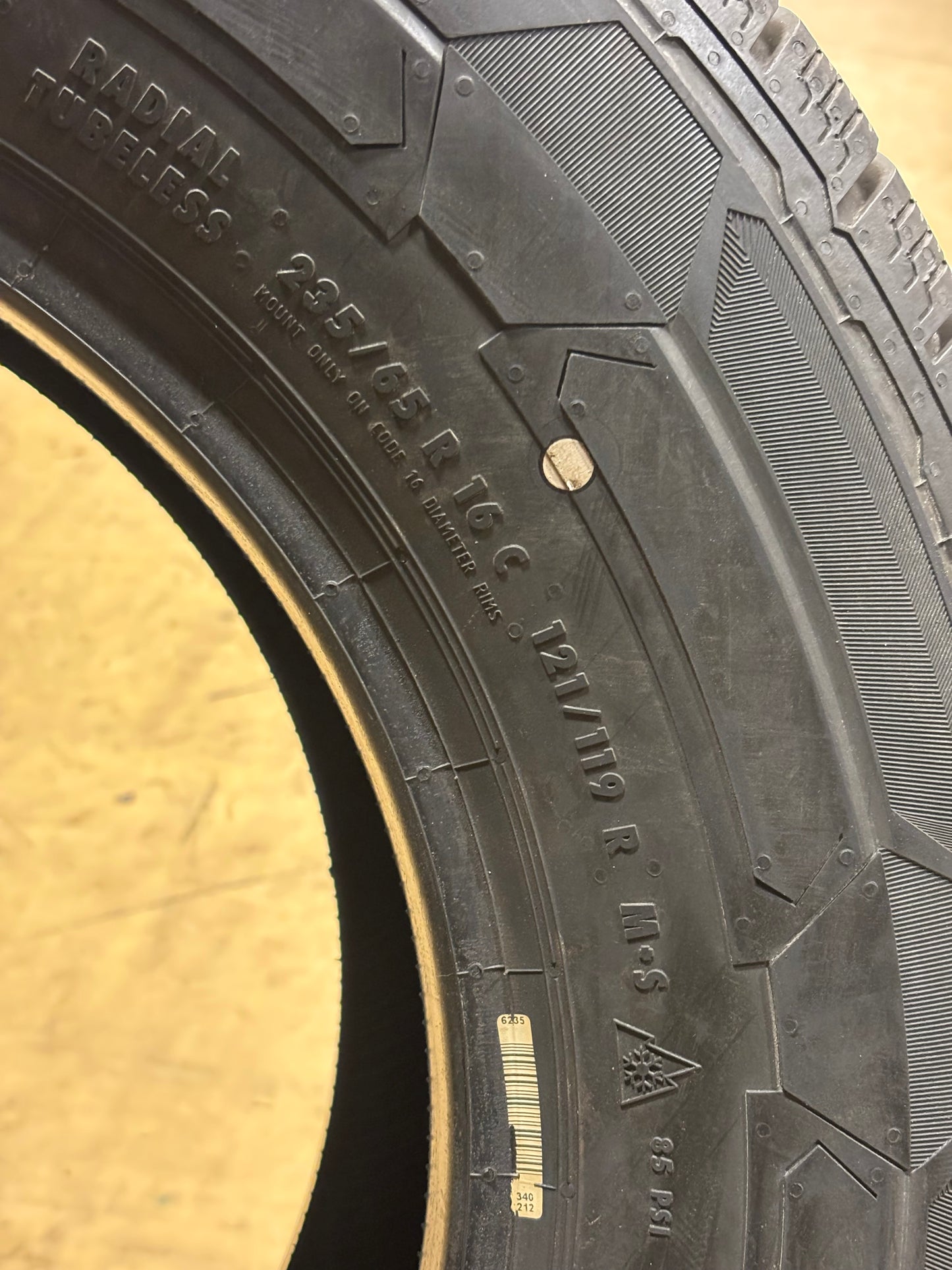 NOS CONTINENTAL VANCONTACT WINTER 235 65 15 121/116R LRE 10 PLY VAN TIRE 04531410000