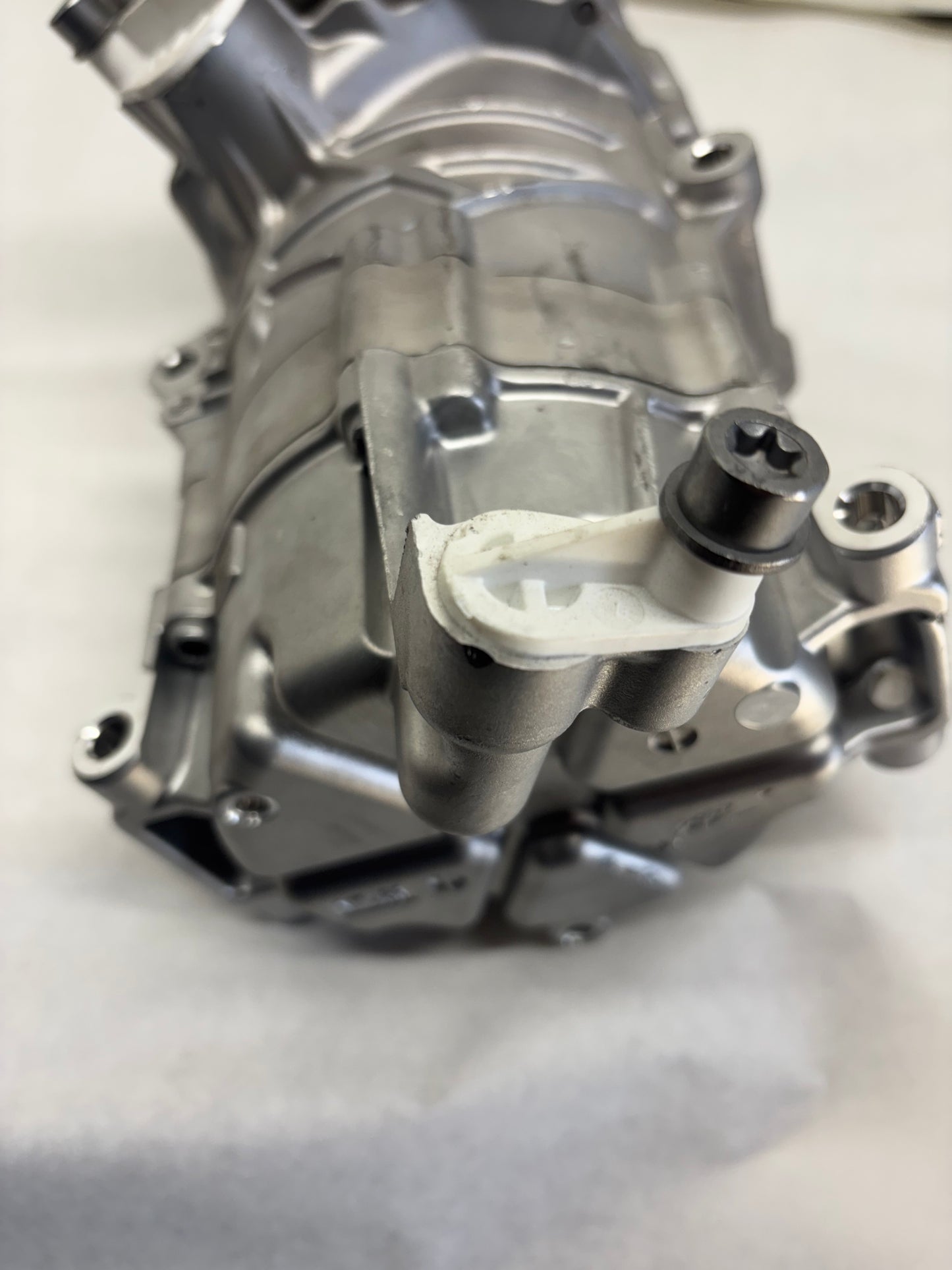 FREIGHTLINER AC COMPRESSOR 57CC 400V ERC MAHLE 22-79626-000 DAMAGED - 2