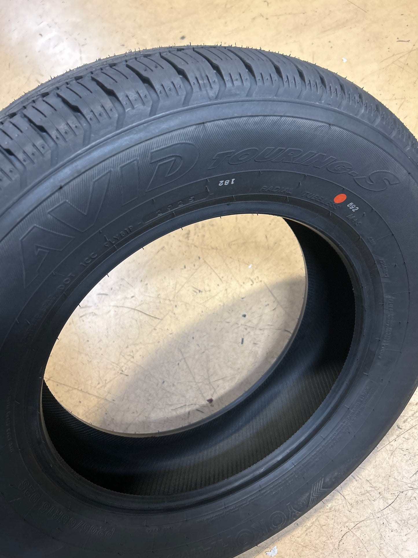 YOKOHAMA AVID TOURING-S BSW P 205 65 16 92S ALL SEASON TIRE 110131008