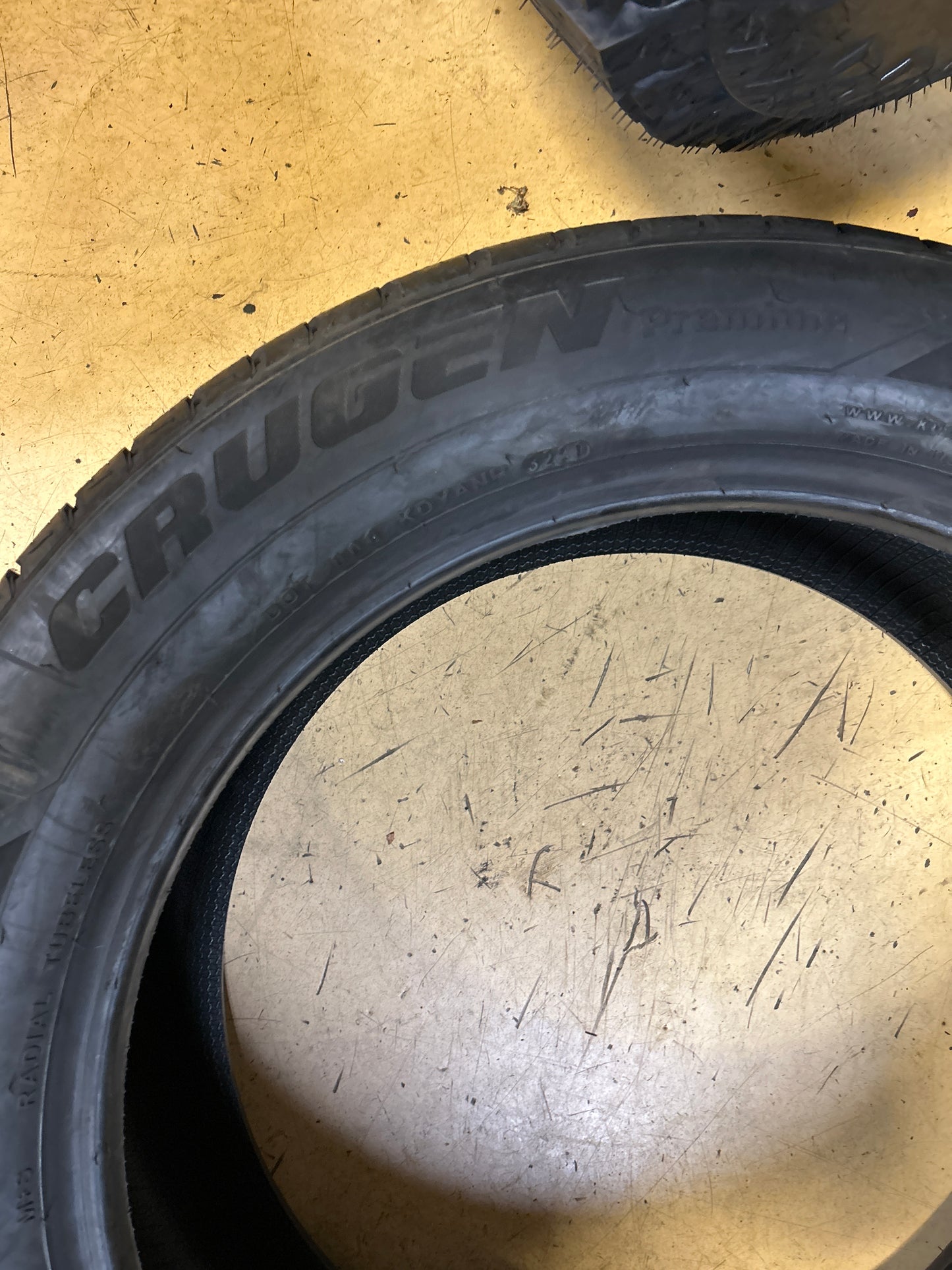 KUMHO CRUGEN PREMIUM KL33 BSW 255 50 20 105T TIRE 2246332