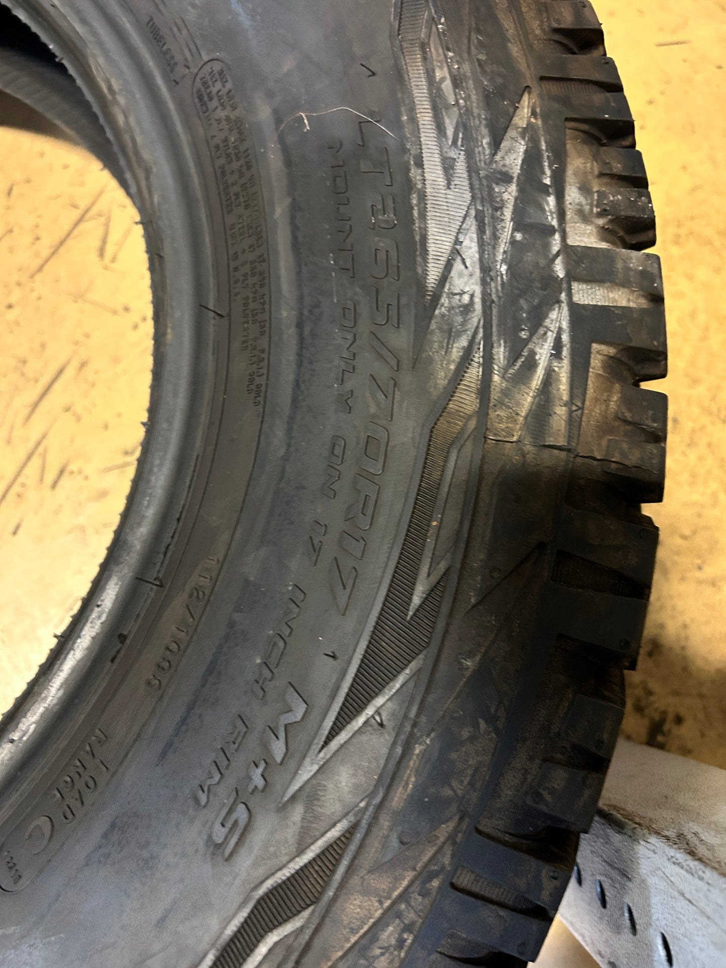 USED 16/32" COOPER DISCOVERER A/T3 OWL LT 265/70R17 112/109S 6PLY TIRE 170001001