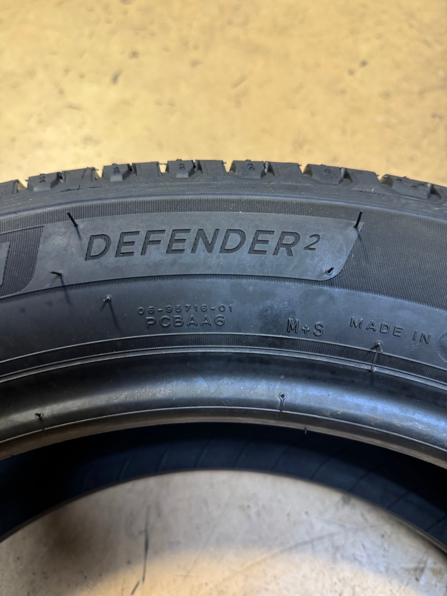 MICHELIN DEFENDER 2 BSW P 215 55 17 98V XL TOURING TIRE 13757