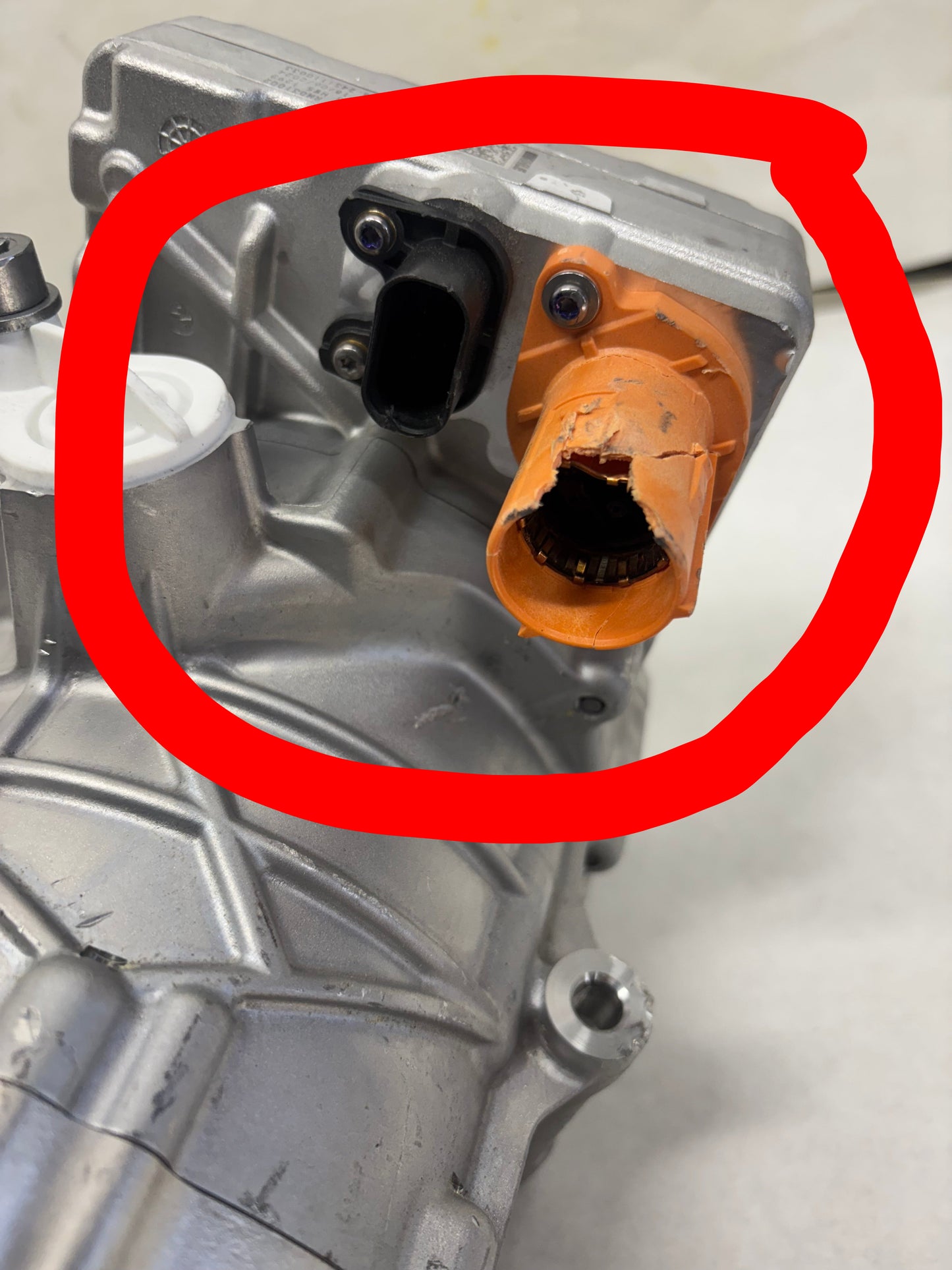 FREIGHTLINER AC COMPRESSOR 57CC 400V ERC MAHLE 22-79626-000 DAMAGED - 3