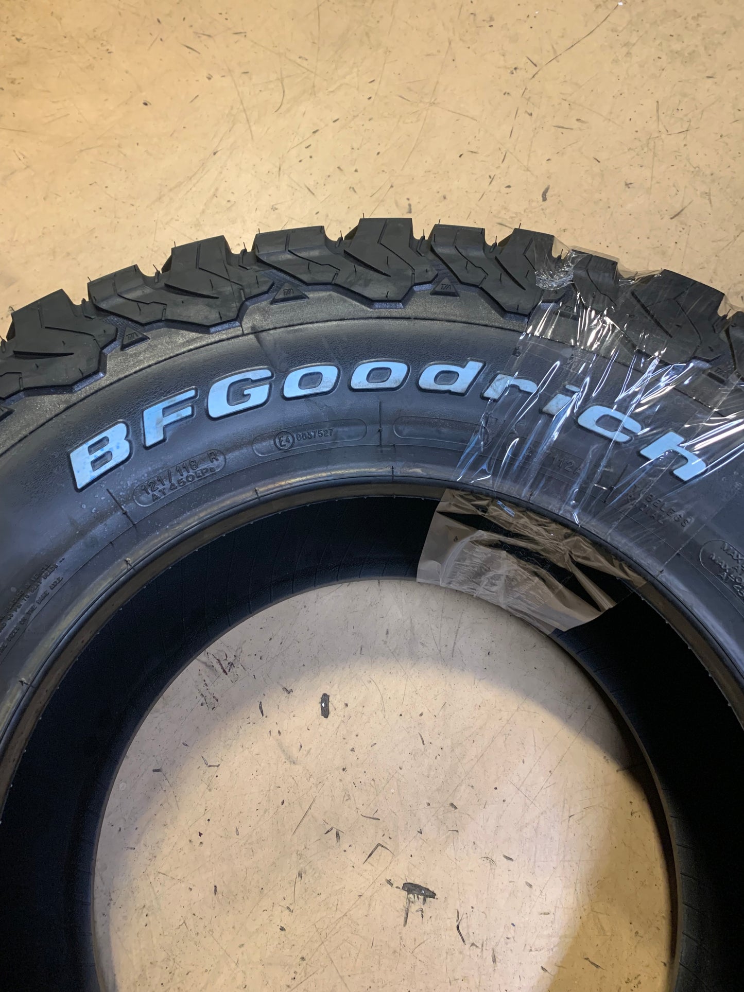 BFGOODRICH ALL TERRAIN T/A KO2 RWL LT 305 65 17 121/118R 10PLY HIGHWAY TERRAIN TIRE 00819