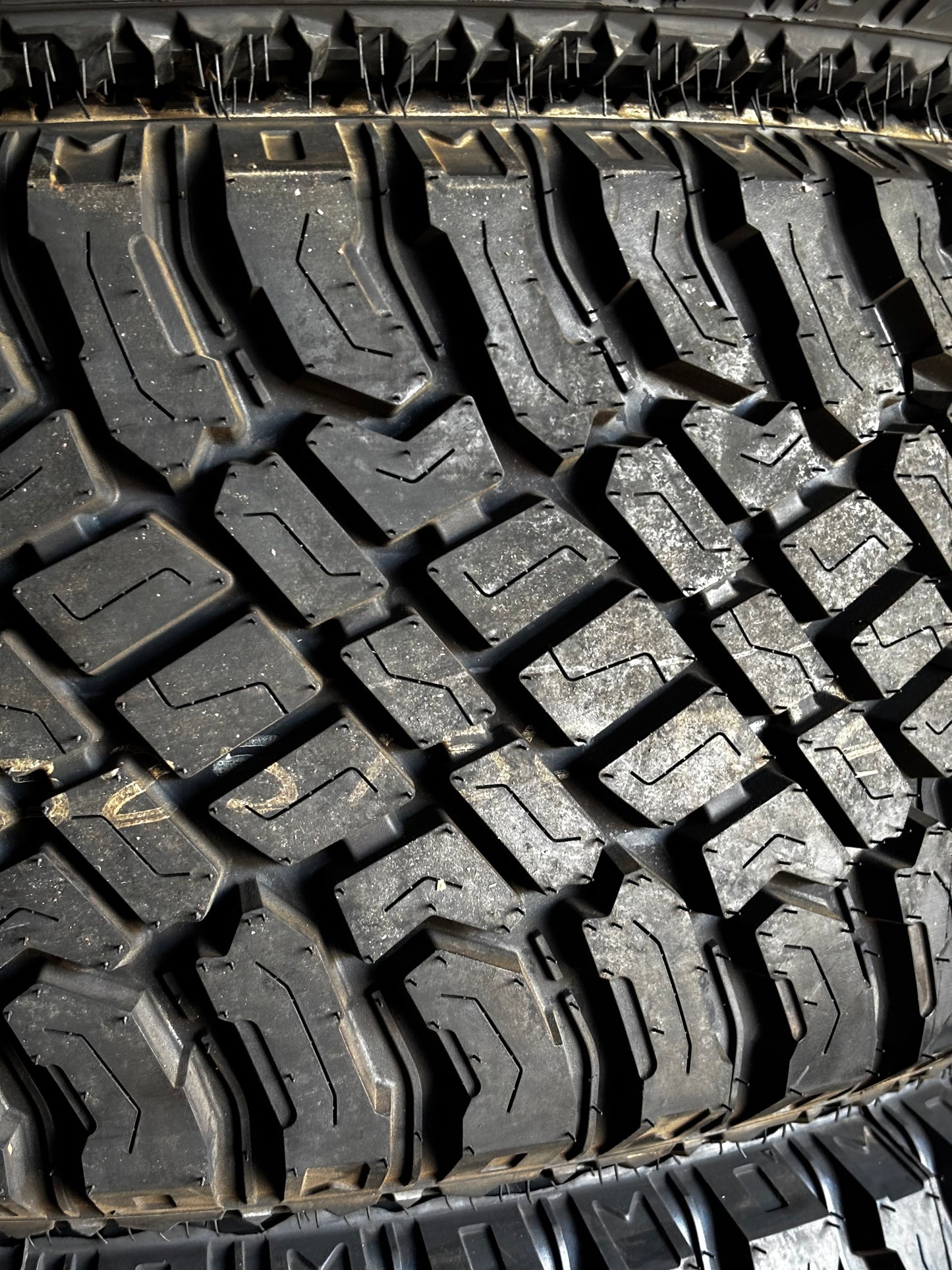 (TODO) ATTURO TRAIL BLADE X/T LT 325 50 20 122S LRE 10 PLY ALL TERRAIN TIRE