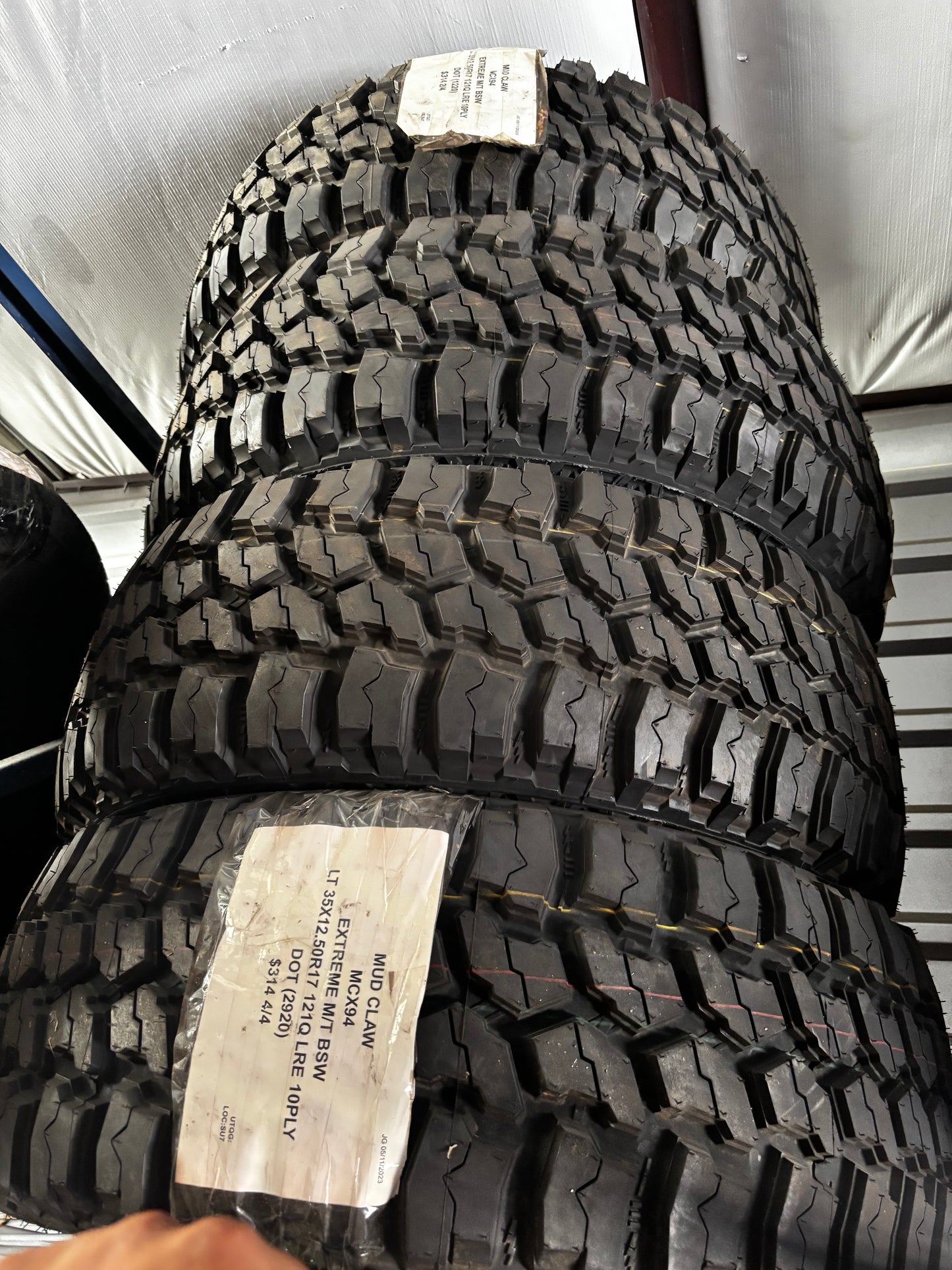 (TODO) 4 MUD CLAW EXTREME MT LT 35 12.5 17 121Q LRE 10 PLY MUD TERRAIN TIRES MCX94