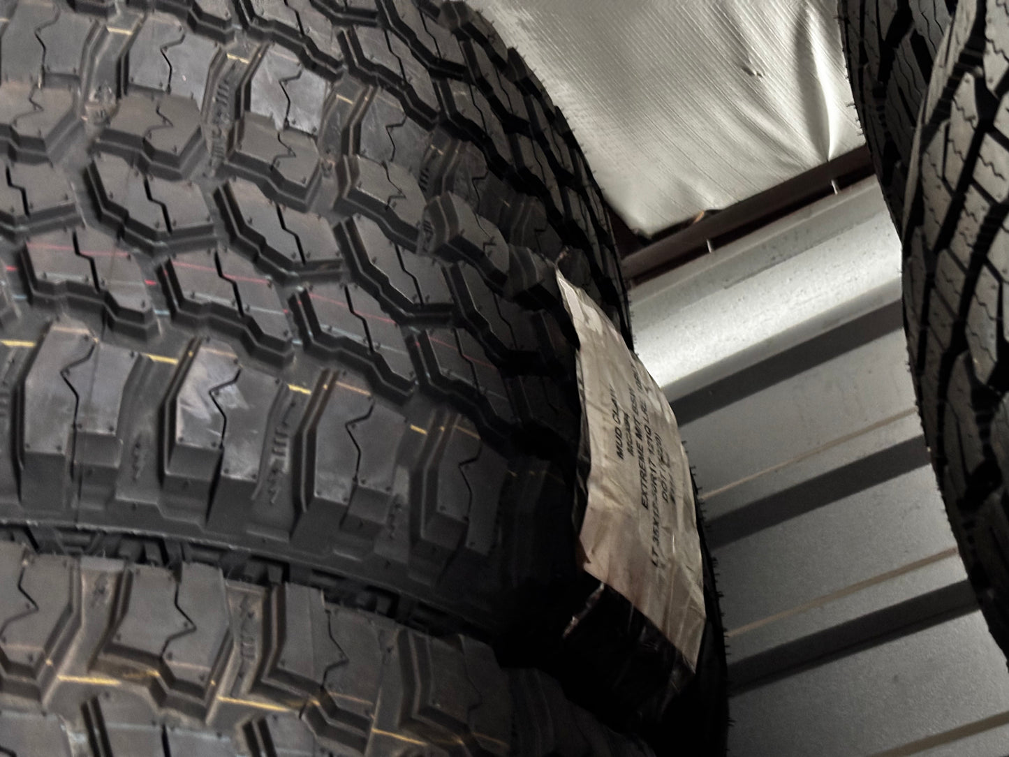 (TODO) 4 MUD CLAW EXTREME MT LT 35 12.5 17 121Q LRE 10 PLY MUD TERRAIN TIRES MCX94