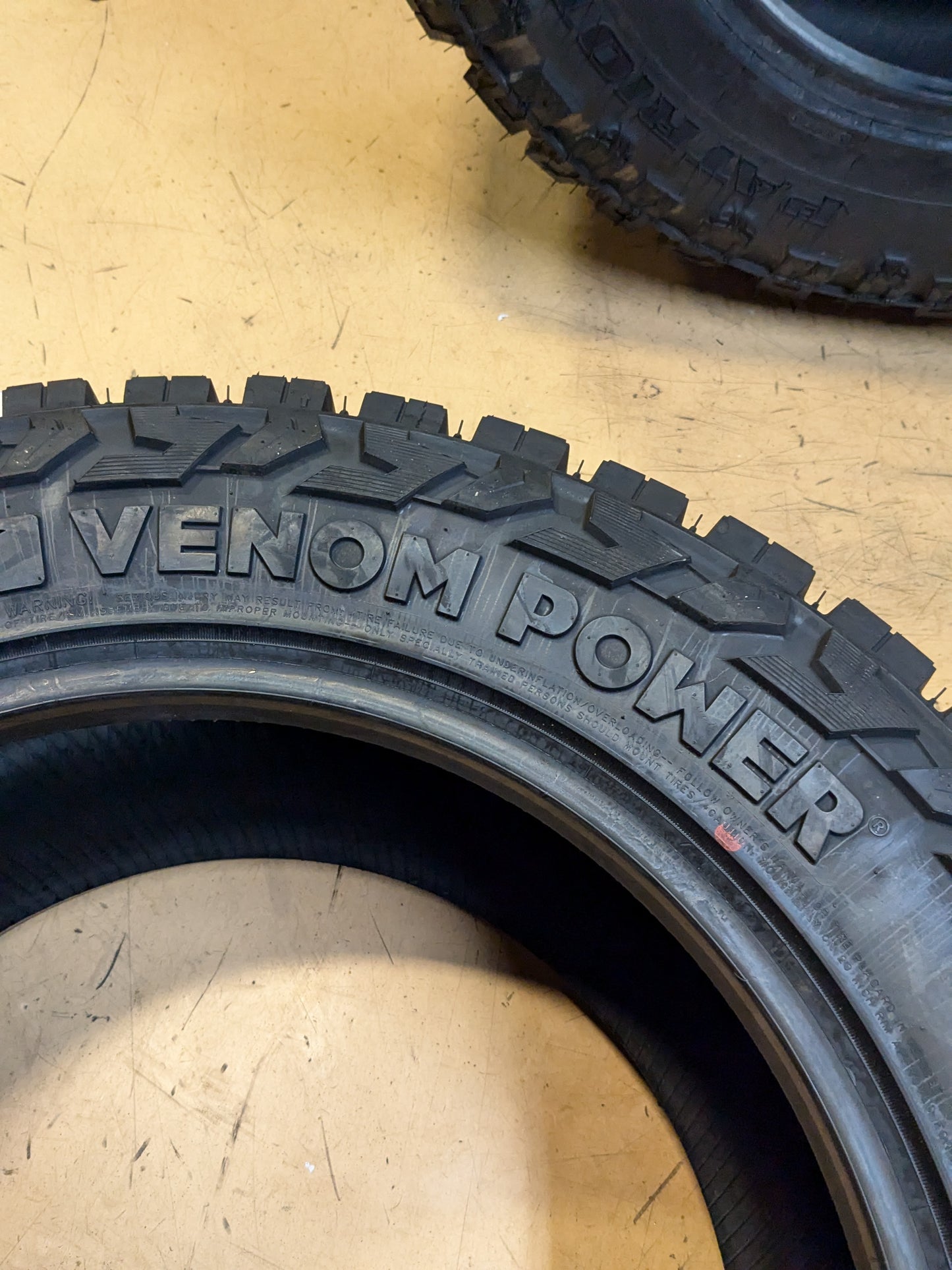 VENOM POWER TRAIL HUNTER R/T BSW LT 33 12.5 20 114Q LRE 10PLY TIRE CVPTHRT01