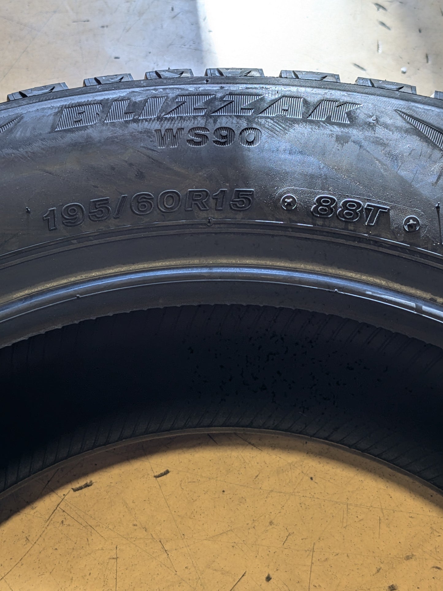 BRIDGESTONE BLIZZAK WS90 195 60 15 88T WINTER TIRE 001168