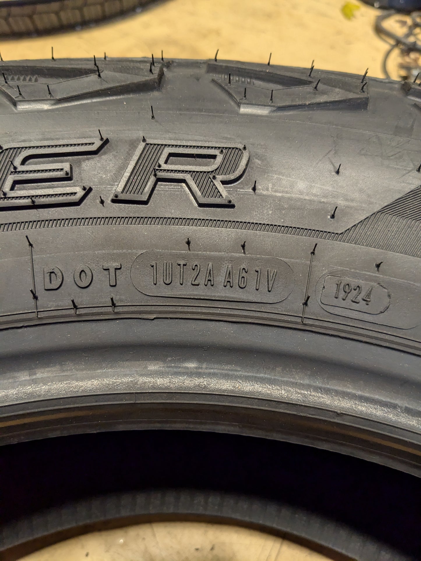 COOPER DISCOVERER STRONGHOLD AT 265 65 18 122/119T ALL WEATHER ALL TERRAIN TIRE COOP-170300048