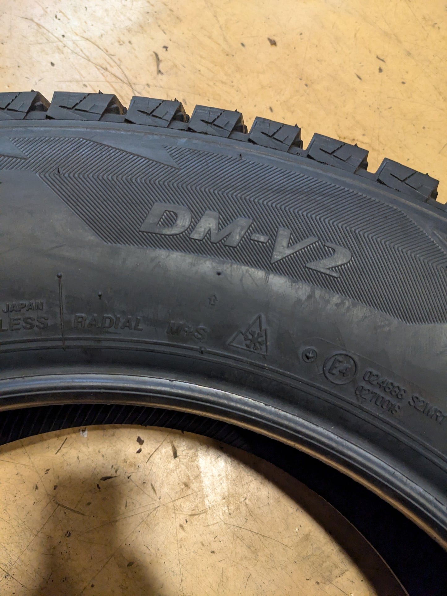 BRIDGESTONE BLIZZAK DM-V2 215/70R17 101S WINTER TIRE 016338