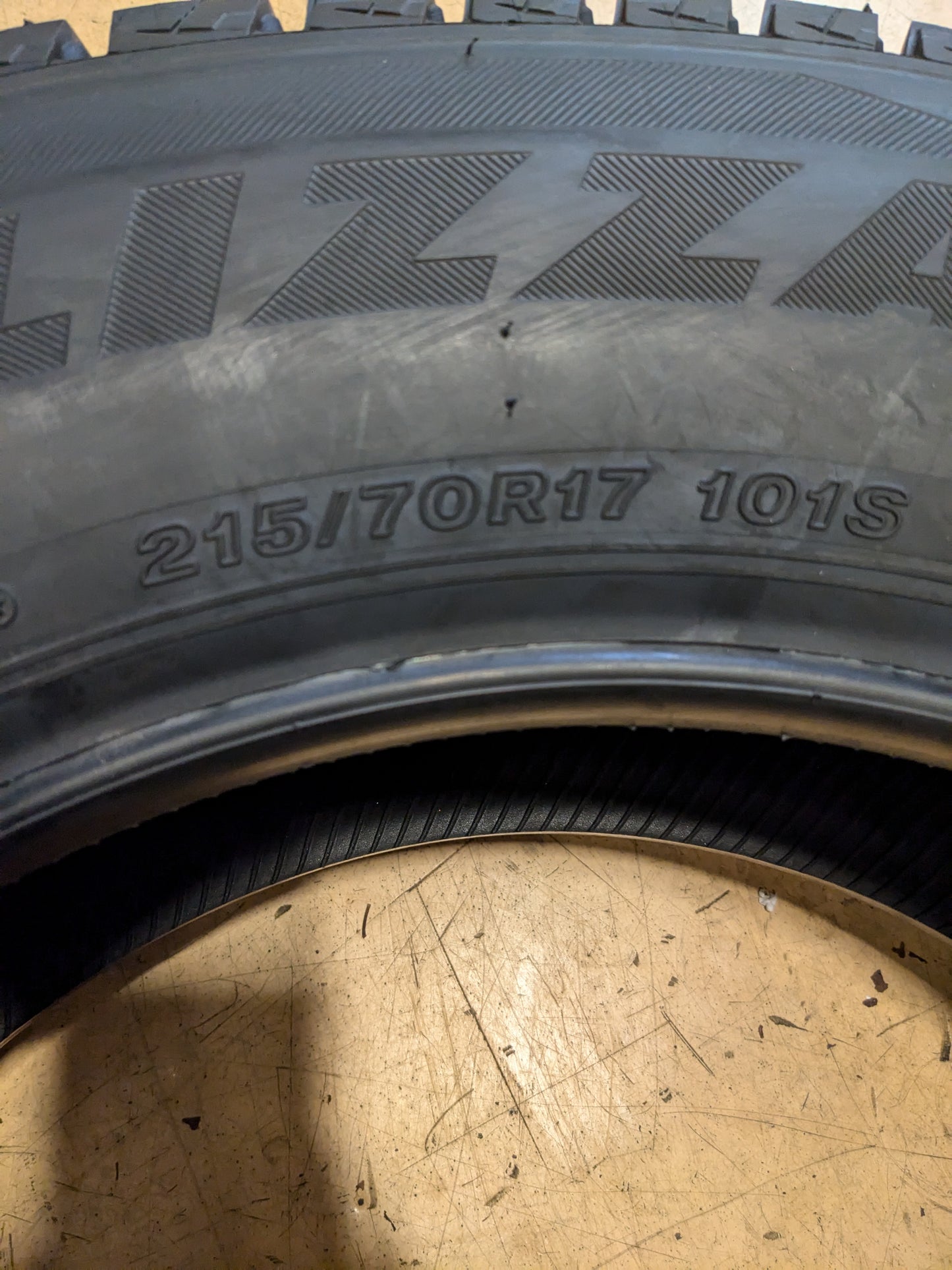 BRIDGESTONE BLIZZAK DM-V2 215/70R17 101S WINTER TIRE 016338