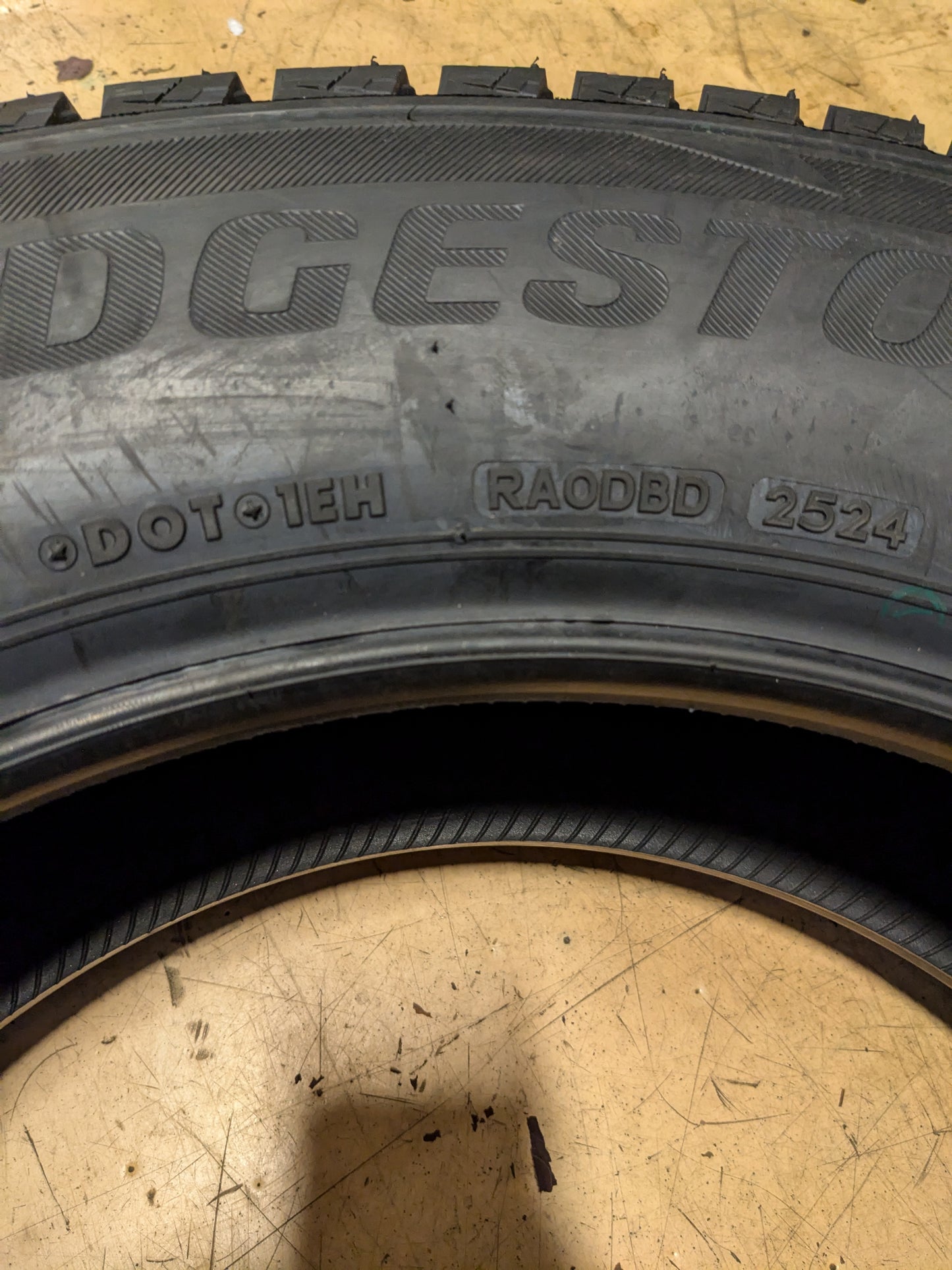 BRIDGESTONE BLIZZAK DM-V2 215/70R17 101S WINTER TIRE 016338