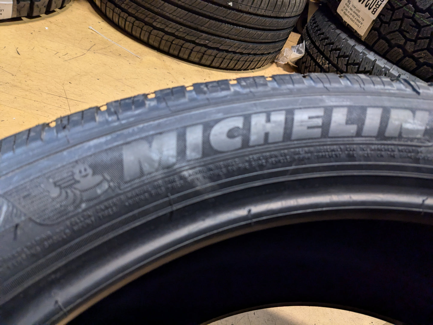 MICHELIN DEFENDER LTX MS BSW P 305 40 22 114H ALL SEASON TIRE 14664