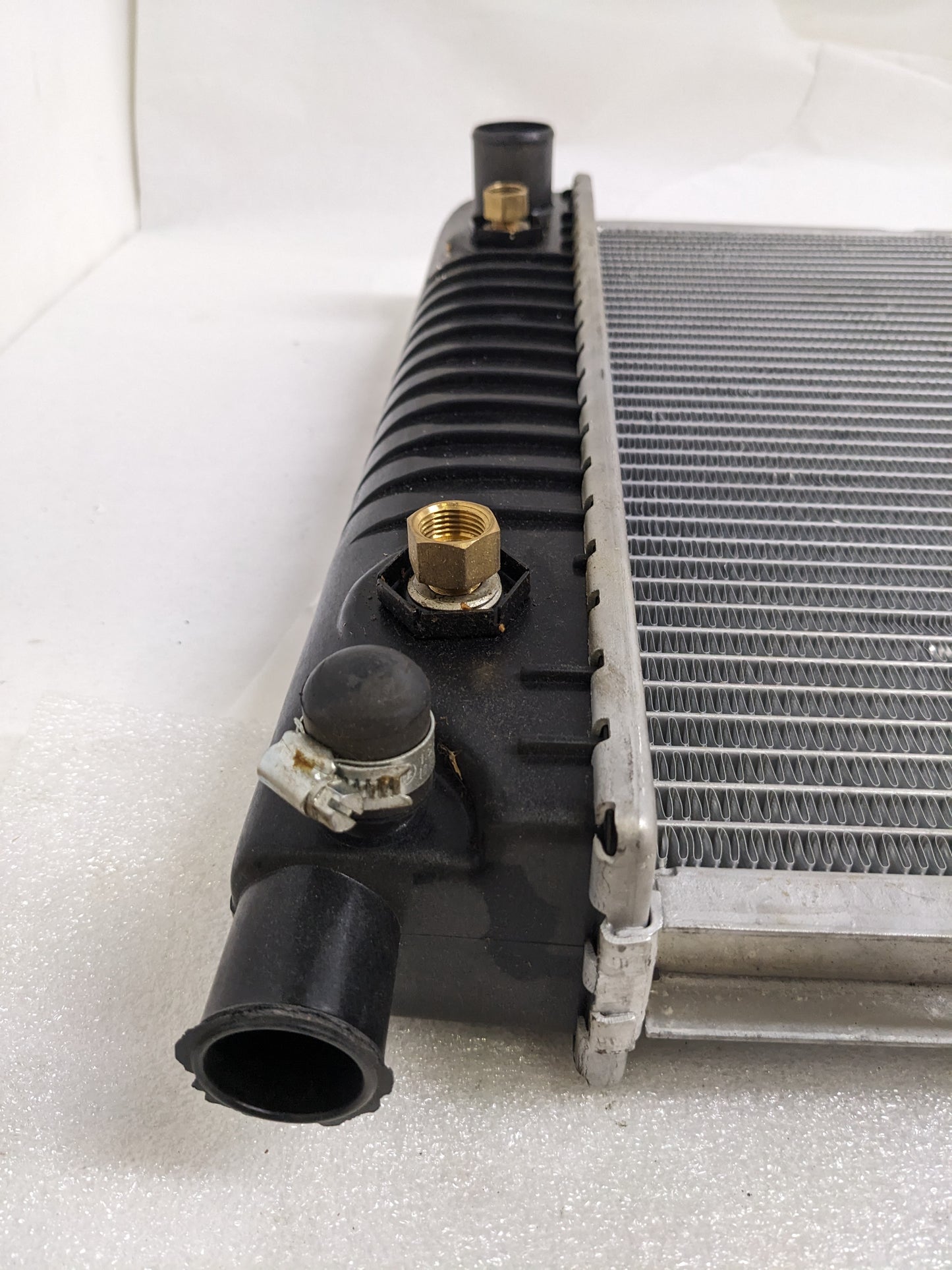 NISSENS 609881 RADIATOR FOR 1996-2000 GM FULL SIZE PICKUP AND SUB 34 X 17 CORE WITH ENGINE OIL COOLER NEW D1