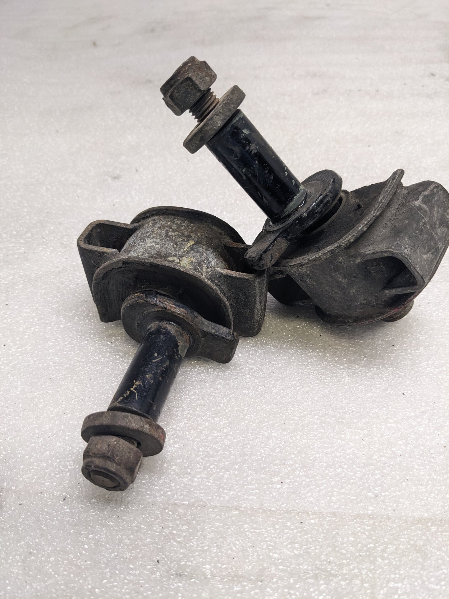 PORSCHE 95134102300 CONTROL ARM MOUNT FOR 1985-1995 944/968 PORSCHE USED R22T5