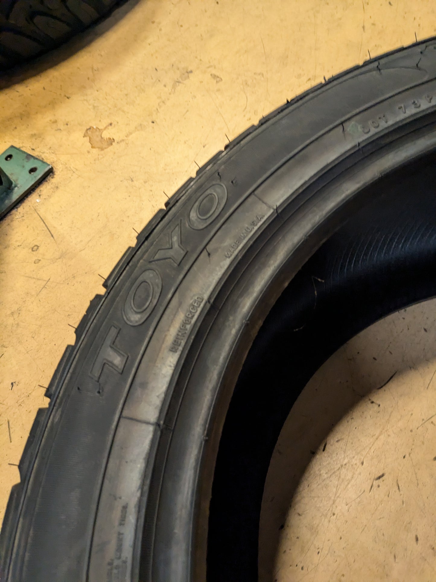 NOS TOYO PROXES S/T BSW P 305 40 22 114V ALL SEASON TIRE 242390