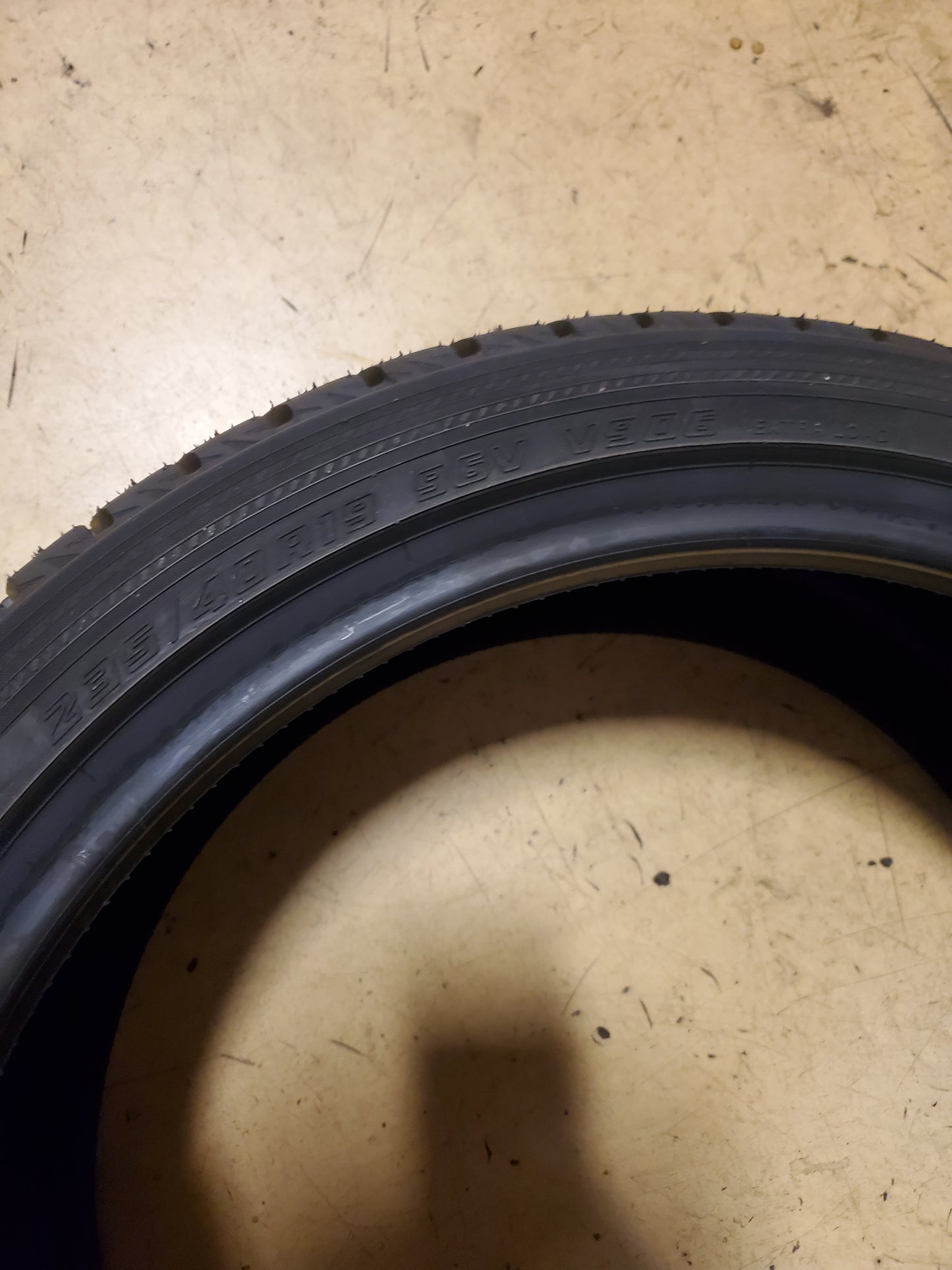 YOKOHAMA BLUEARTH WINTER V906 BSW P 235 40 19 96V XL WINTER TIRE 110109636