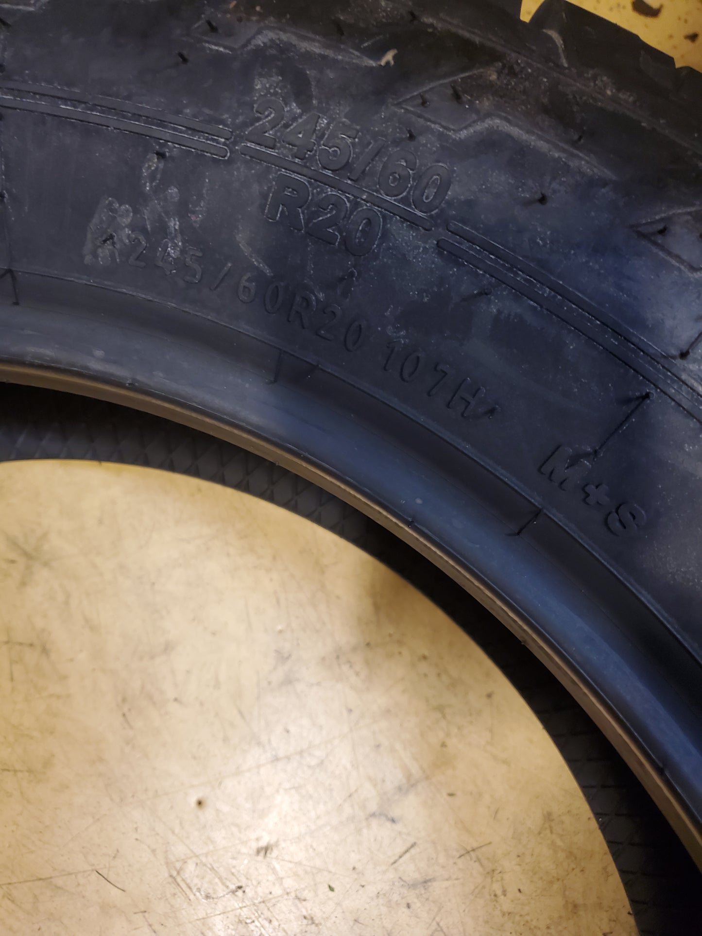 UNIROYAL LAREDO AT BSW P 245 60 20 107H ALL SEASON TIRE 7519