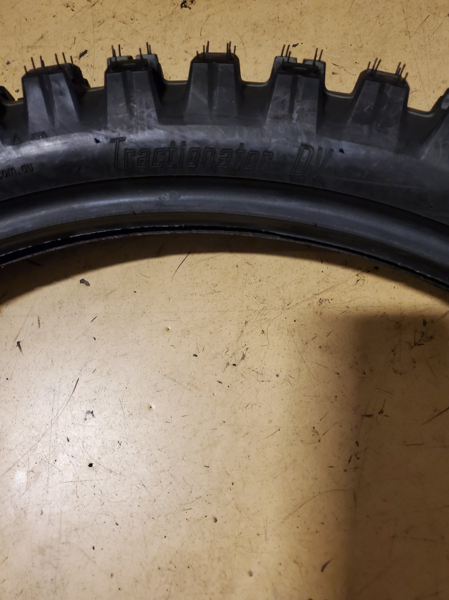 MOTOZ TRACTIONATOR DV BSW 90 90 21 54R MOTORCYCLE TIRE 2063110001