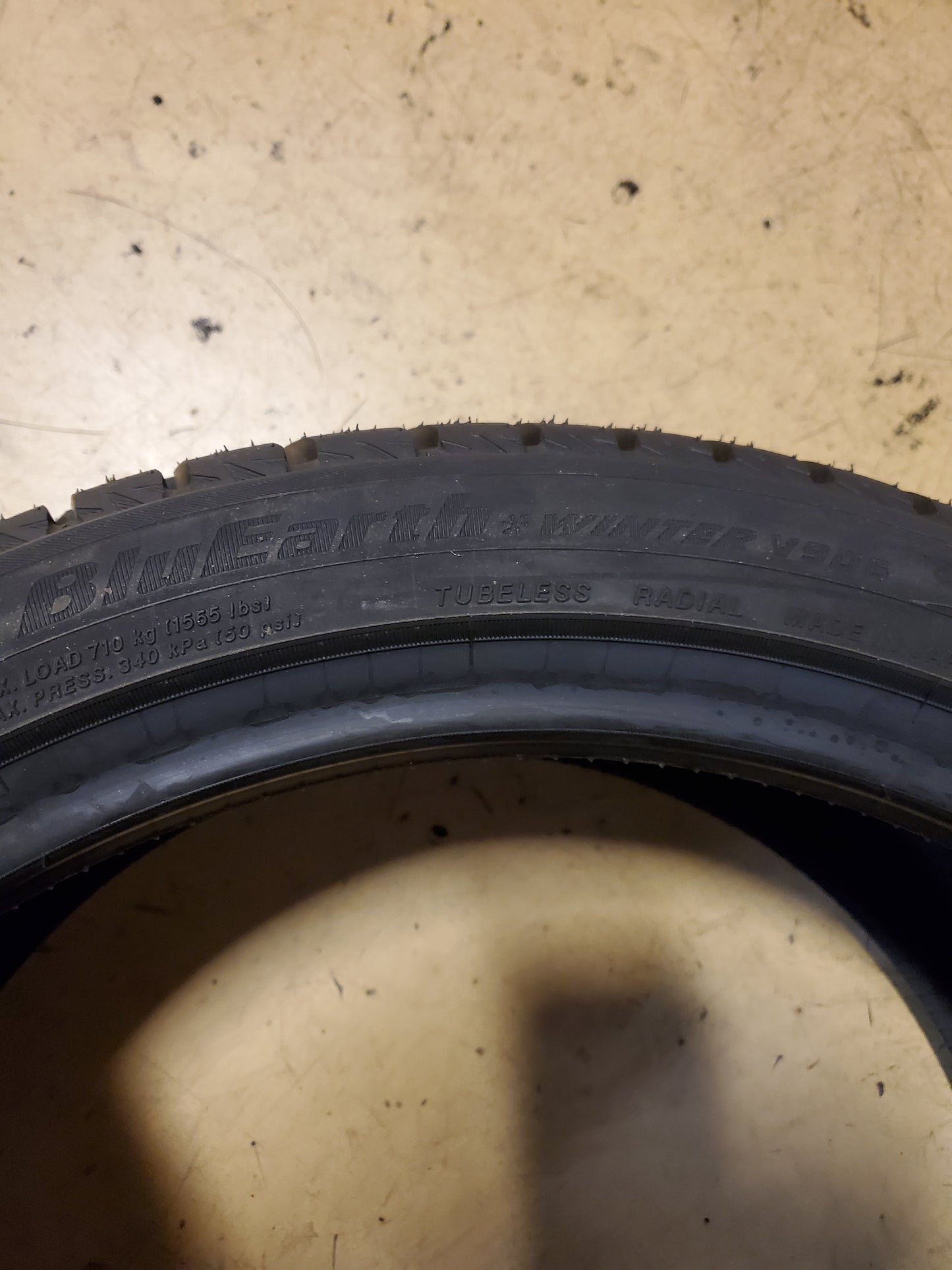 YOKOHAMA BLUEARTH WINTER V906 BSW P 235 40 19 96V XL WINTER TIRE 110109636