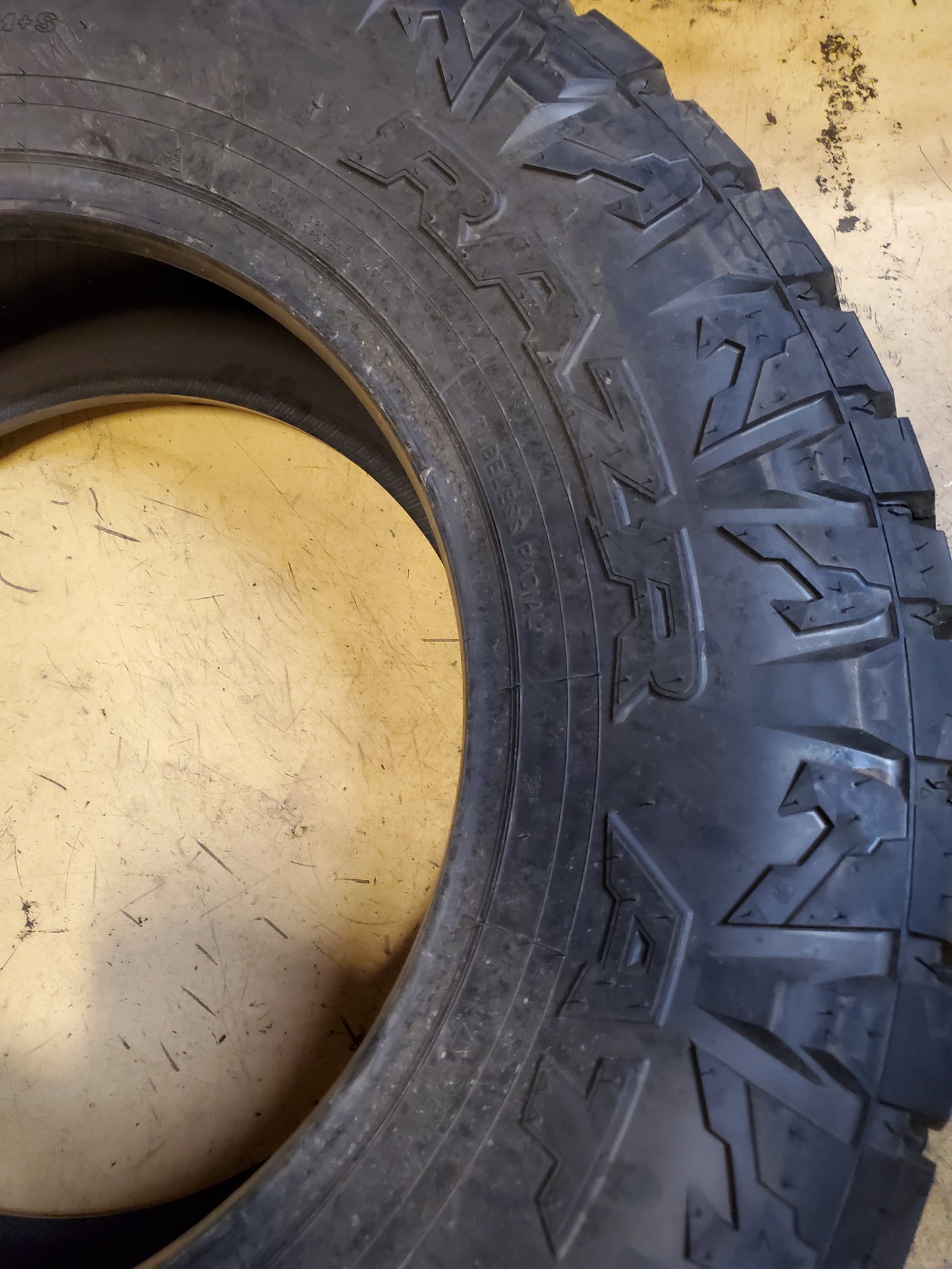 MAXXIS RAZR AT BSW LT 37 12.5 20 128R 12PLY ALL TERRAIN TIRE TL00049900