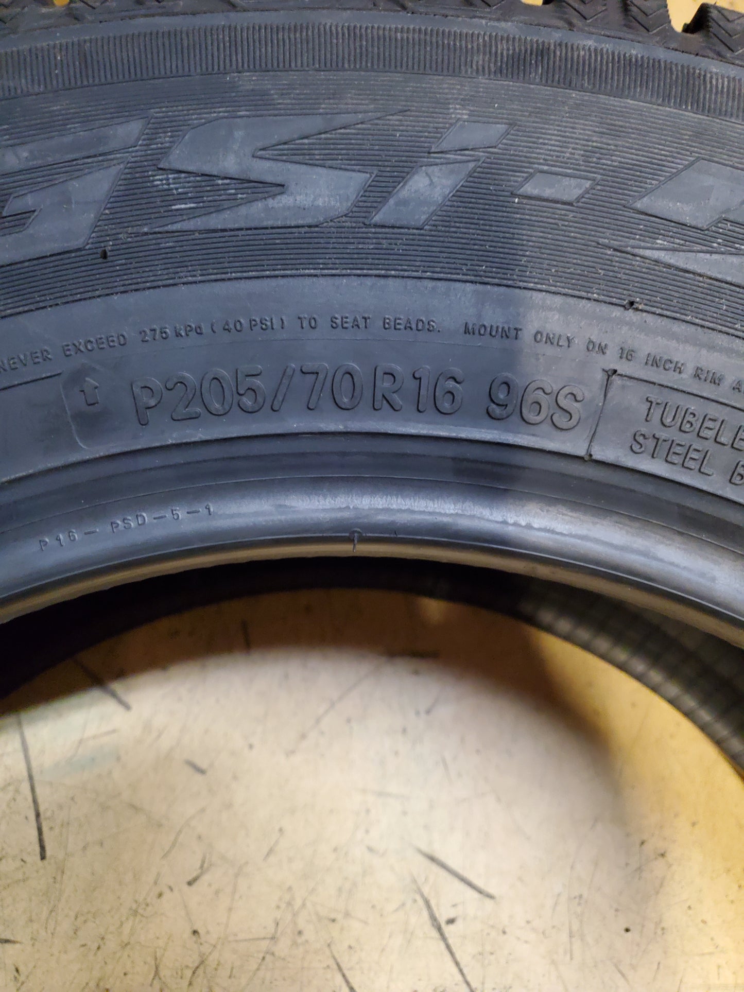 NOS TOYO OBSERVE GSI-5 BSW P 205 70 16 96S WINTER TIRE 130740