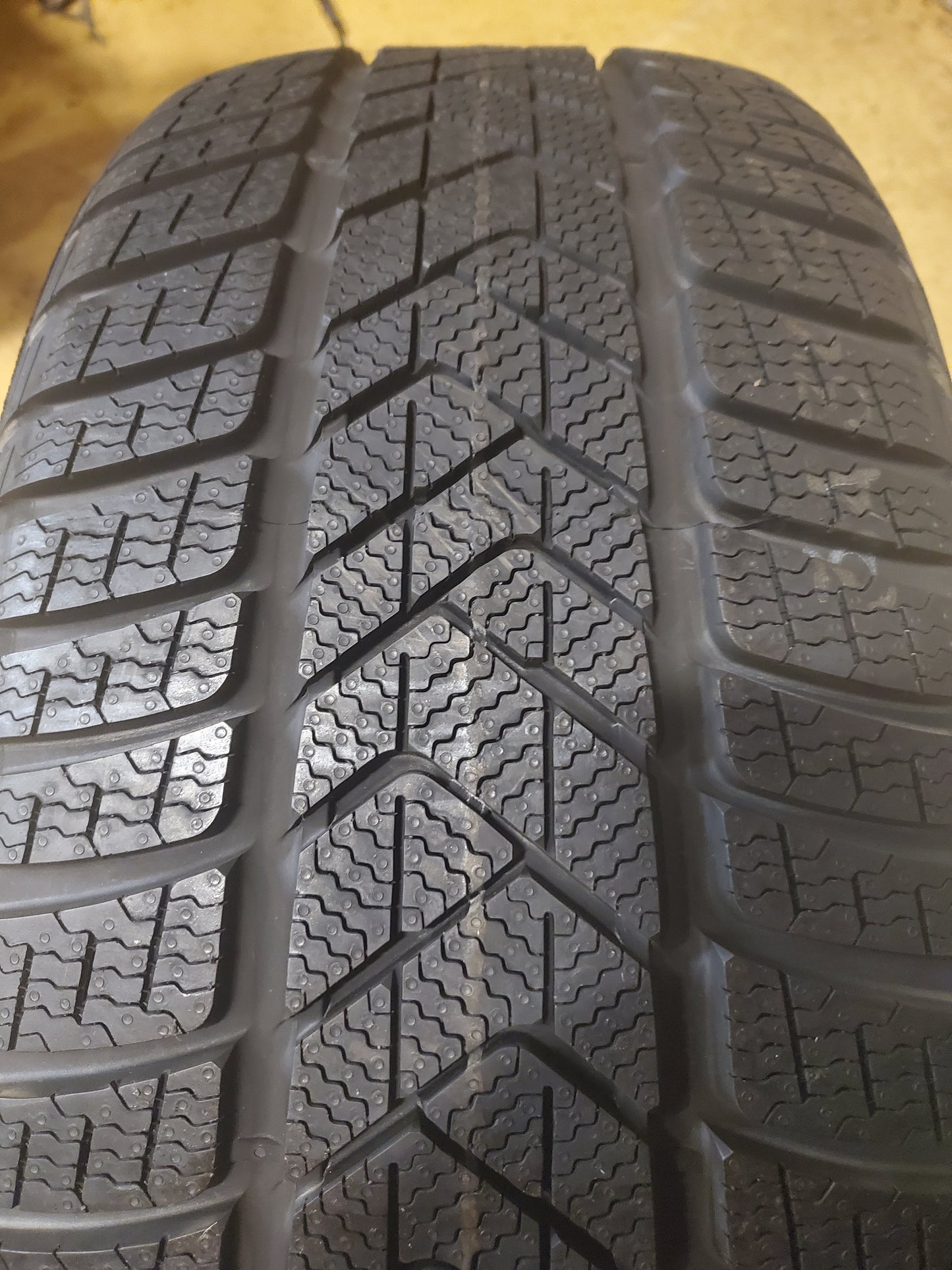 PIRELLI WINTER SOTTOZERO 3 BSW P 235 35 20 92W XL WINTER TIRE 3647200