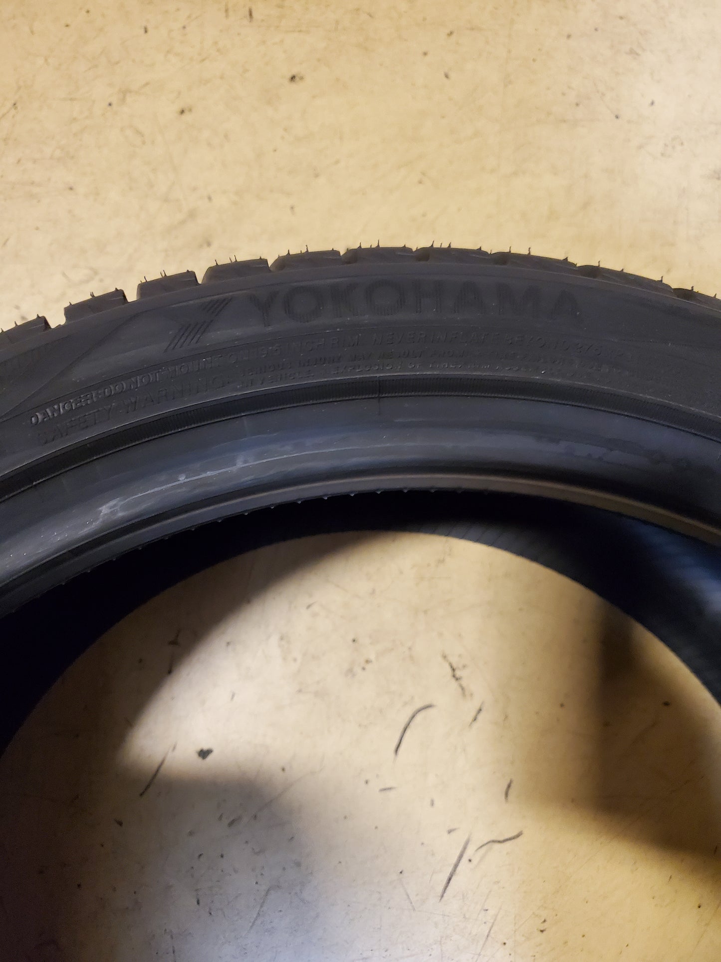 YOKOHAMA BLUEARTH WINTER V906 BSW P 235 40 19 96V XL WINTER TIRE 110109636