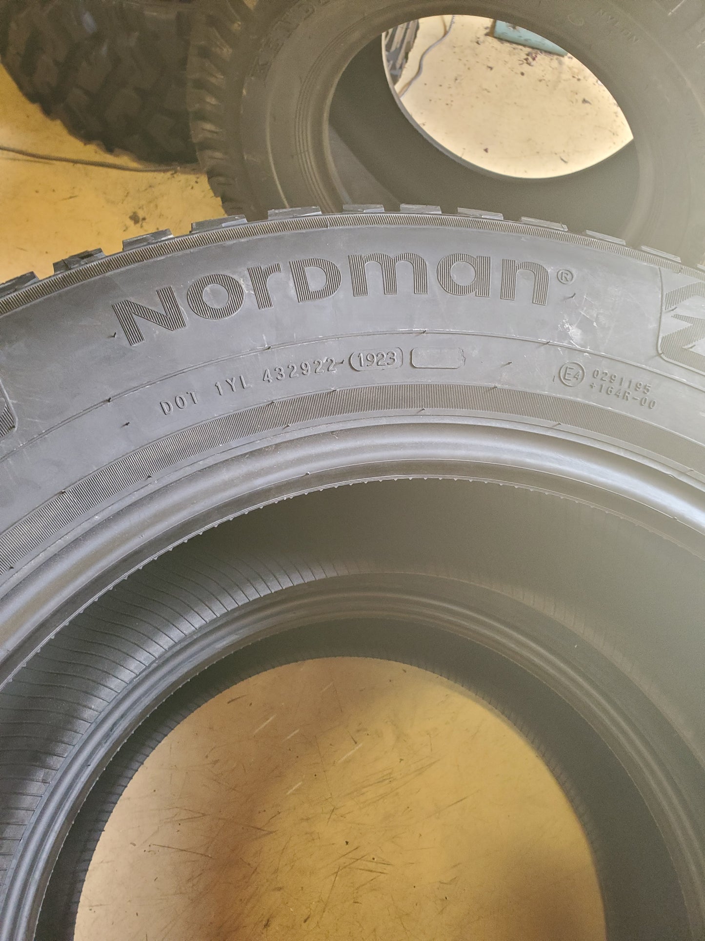 2 NORDMAN NORTH 9 SUV STUDDED BSW P 265 60 18 114T XL WINTER TIRE TS32833