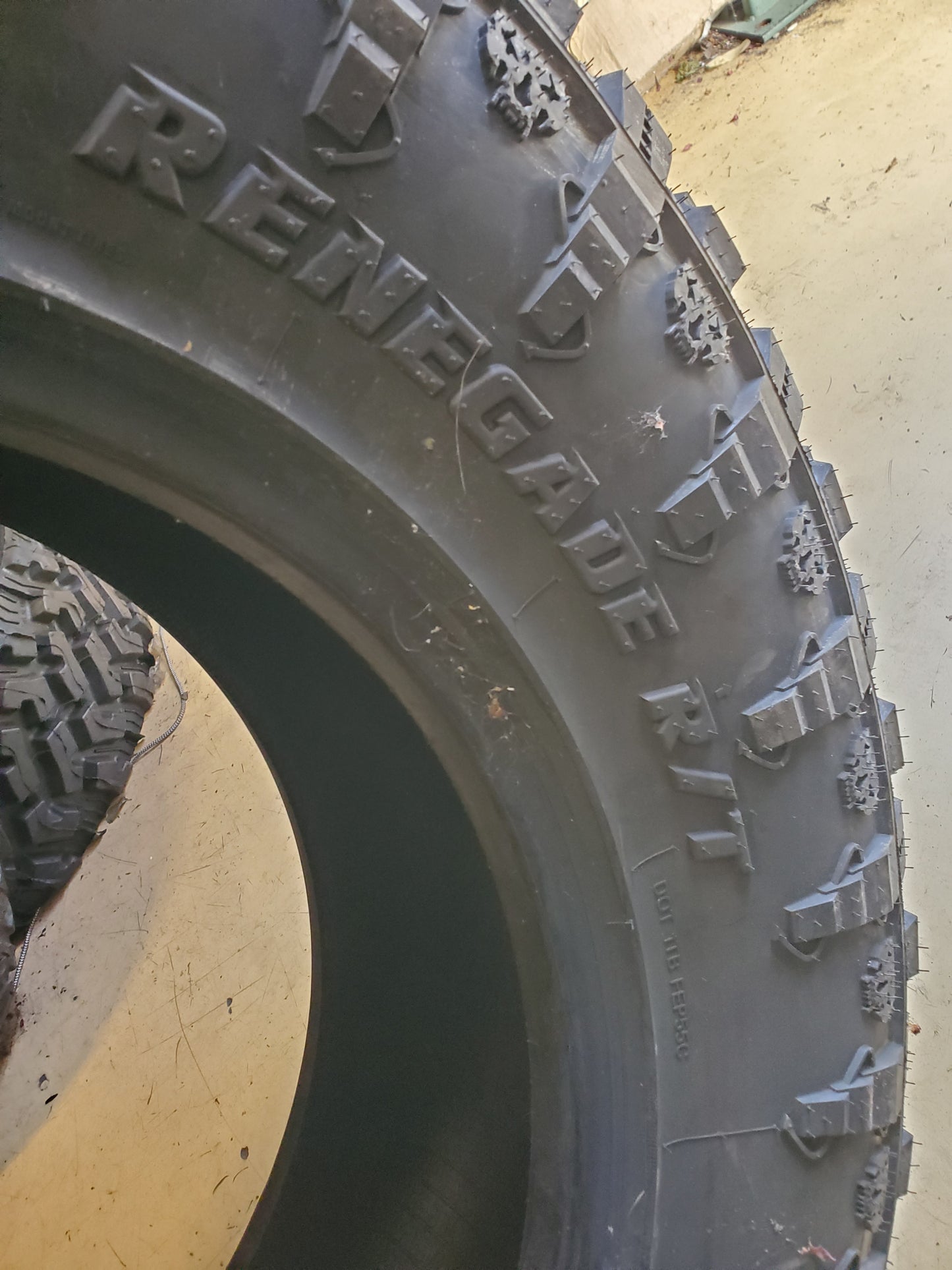 RADAR RENEGADE R/T BSW LT 37 12.5 20 126Q 10PLY RUGGED TERRAIN TIRE RASYTH0270