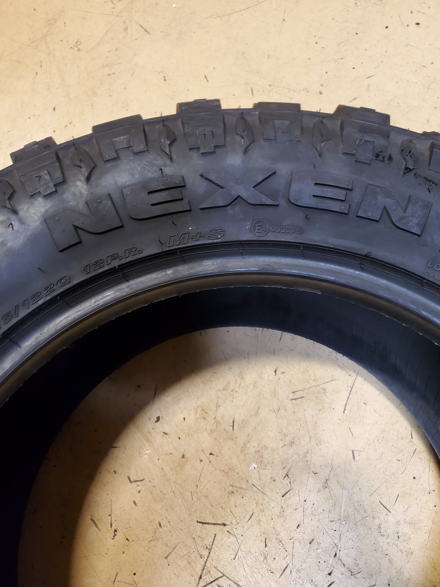 NOS NEXEN ROADIAN MTX BSW LT 305 55 20 125/122Q 12PLY MUD TIRE 16271NXK