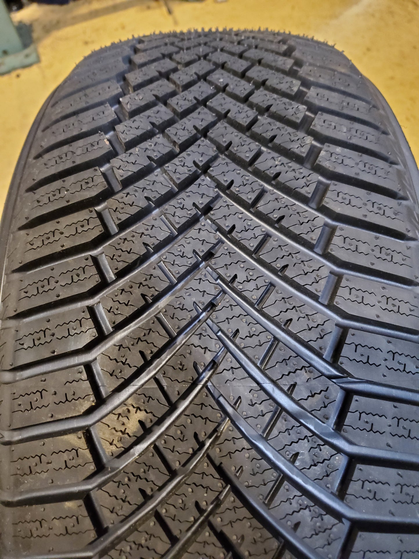 YOKOHAMA BLUEARTH WINTER V906 BSW P 235 40 19 96V XL WINTER TIRE 110109636