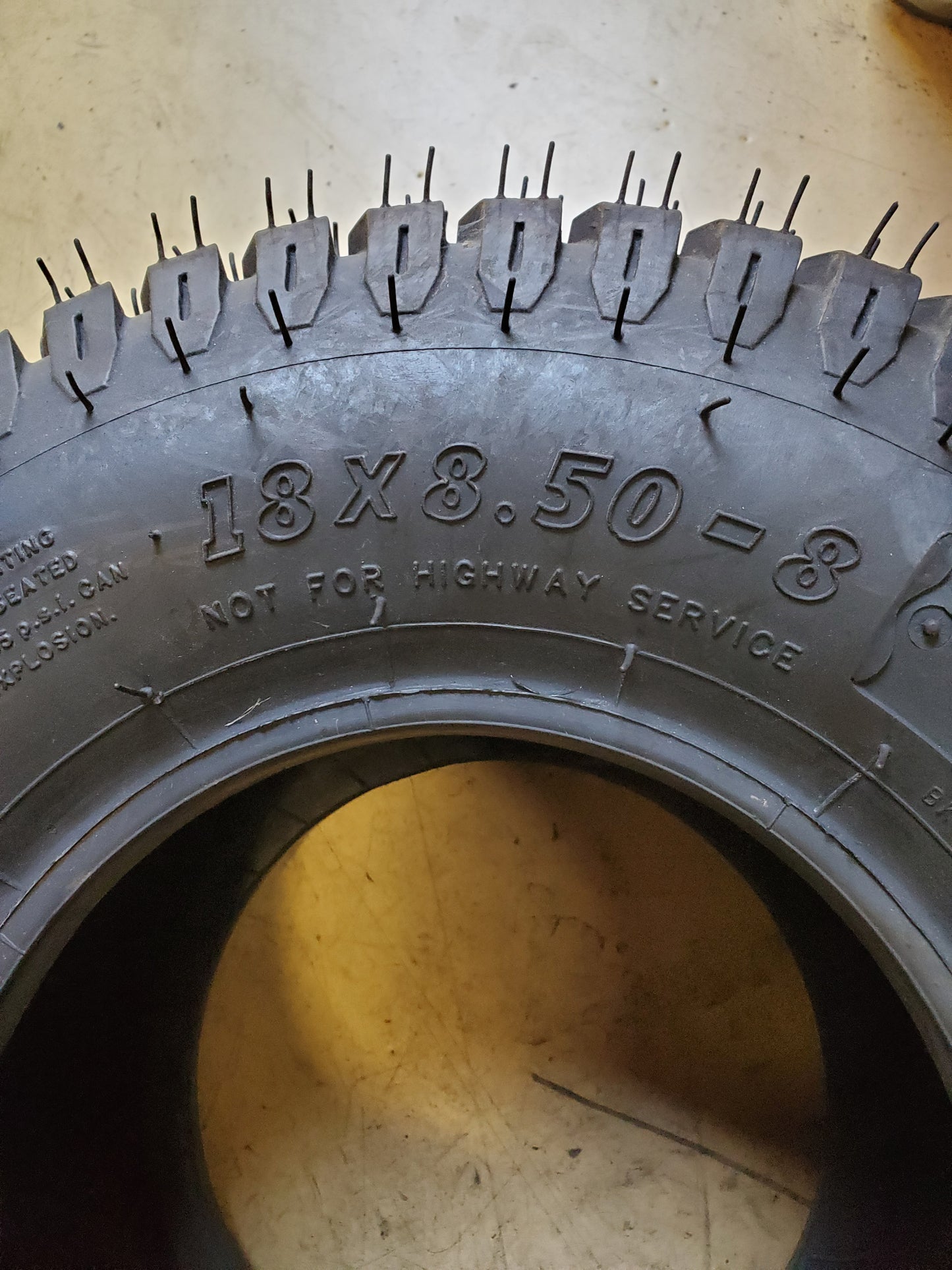 BKT LG-306 BSW 18 8.5 8 6PLY LAWN TIRE 94012381