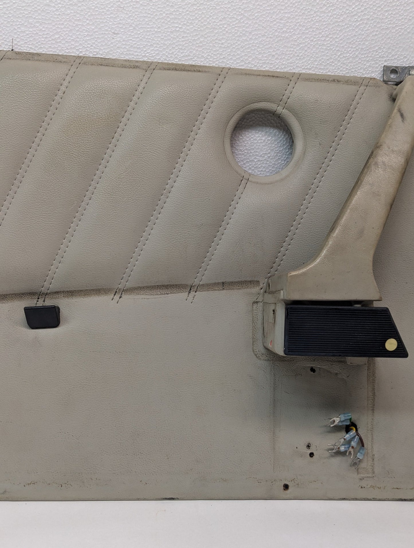 USED PORSCHE 911 CARRERA LEFT LEATHER DOOR PANEL WITH TWEETER AND HANDLE